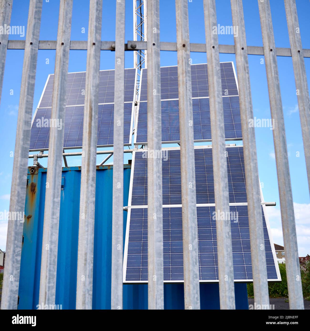 Cage dans des panneaux solaires protégeant les équipements océanographiques Banque D'Images