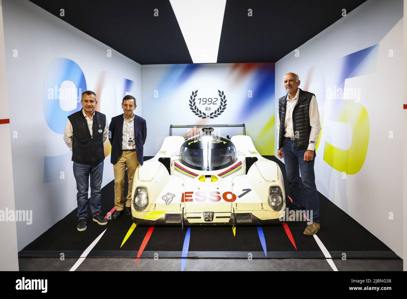 FILLON Pierre (fra), Président de l'ACO, portait avec DALMAS Yannick et FINOT Jean-Marc, portrait, inaugurant l'exposition Peugeot au musée de l'ACO avec la voiture Peugeot 905 gagnante en 1992 lors des pratiques libres et des sessions de qualification des 2022 24 heures du Mans, 3rd tour du Championnat du monde d'endurance 2022 de la FIA, sur le circuit de la Sarthe, de 8 juin à 12, 2022 au Mans, France - photo: Joao Filipe/DPPI/LiveMedia Banque D'Images