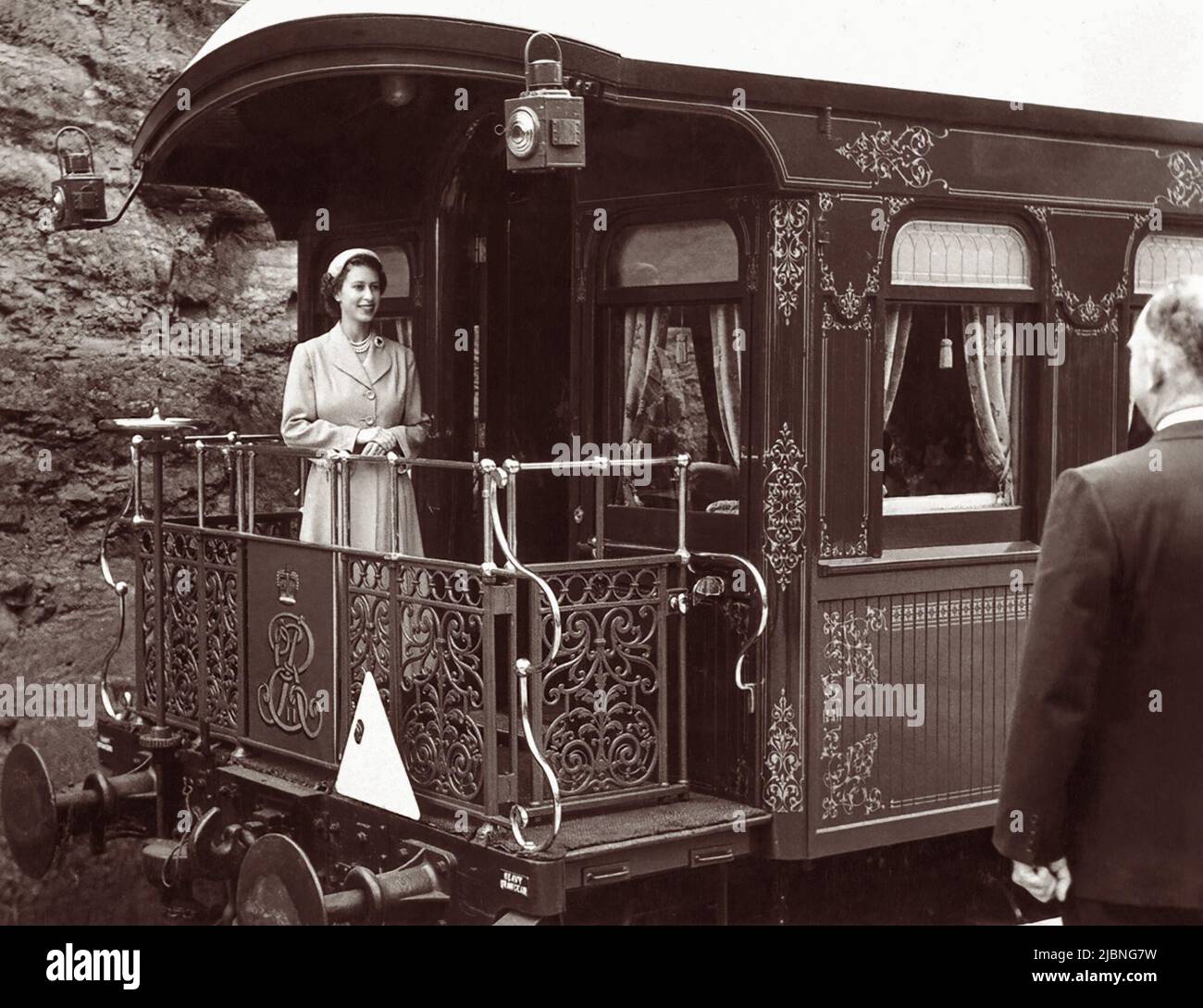 La reine Elizabeth II arrive à Leura, en Nouvelle-Galles du Sud, à bord du train royal lors de la visite royale de la reine de Sydney en 1954. Banque D'Images