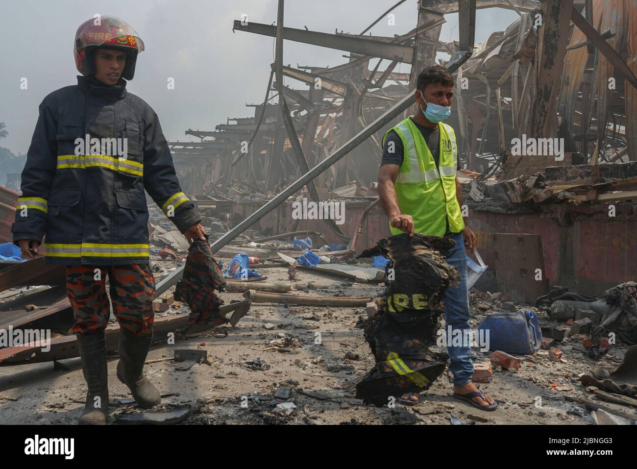 8 juin 2022, chittagong, Chittagong, bangladesh: Les pompiers et la Défense civile ont récupéré deux corps de la scène de l'incendie au dépôt de conteneurs BM à Sitakunda, Chittagong. Le service d'incendie a déclaré que les os de plusieurs personnes ont été récupérés pendant cette période. C'était la première fois dans l'histoire connue du Bangladesh où tant de pompiers ont été tués dans l'exercice de leurs fonctions en une seule catastrophe. ‚ â"jusqu'Ã présent 49 corps sont arrivés Ã la morgue (Chattogram Medical College Hospital ou CMCH),Ã‚. ''le feu a été causé par des produits chimiques y compris le peroxyde d'hydrogène, rendant la situation difficile, Banque D'Images