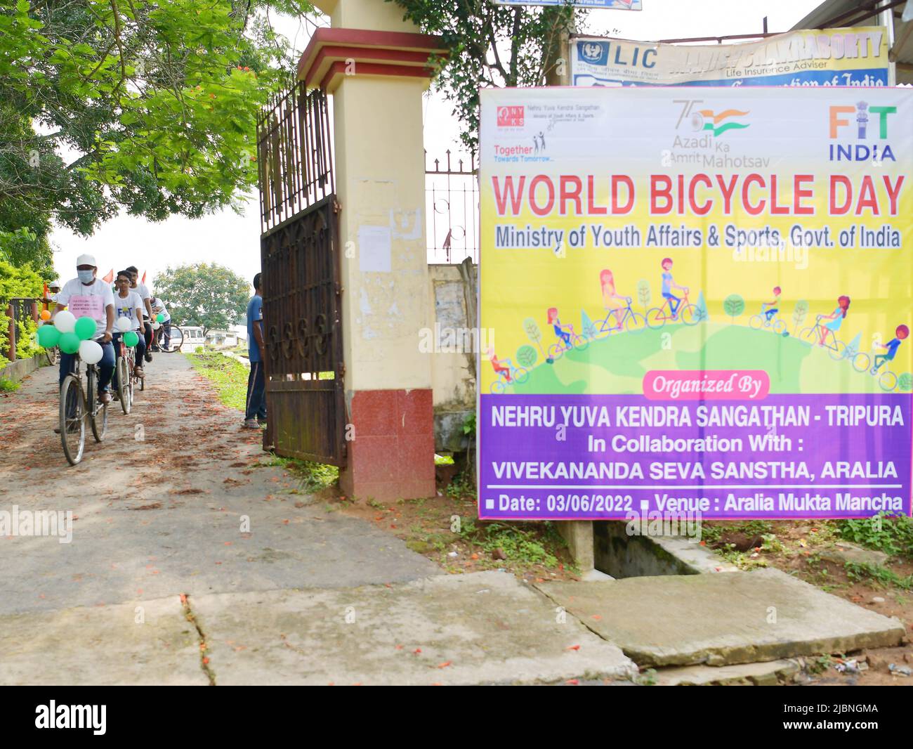 Les élèves des écoles de sport de Tripura participent à un rallye à vélo à l'occasion de la Journée mondiale du vélo, organisée par le ministère des Affaires de la Jeunesse et des Sports du gouvernement de l'Inde. Agartala, Tripura, Inde. Banque D'Images