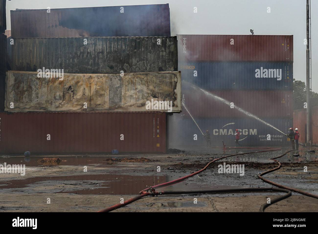 8 juin 2022, chittagong, Chittagong, bangladesh: Les pompiers et la Défense civile ont récupéré deux corps de la scène de l'incendie au dépôt de conteneurs BM à Sitakunda, Chittagong. Le service d'incendie a déclaré que les os de plusieurs personnes ont été récupérés pendant cette période. C'était la première fois dans l'histoire connue du Bangladesh où tant de pompiers ont été tués dans l'exercice de leurs fonctions en une seule catastrophe. ‚ â"jusqu'Ã présent 49 corps sont arrivés Ã la morgue (Chattogram Medical College Hospital ou CMCH),Ã‚. ''le feu a été causé par des produits chimiques y compris le peroxyde d'hydrogène, rendant la situation difficile, Banque D'Images