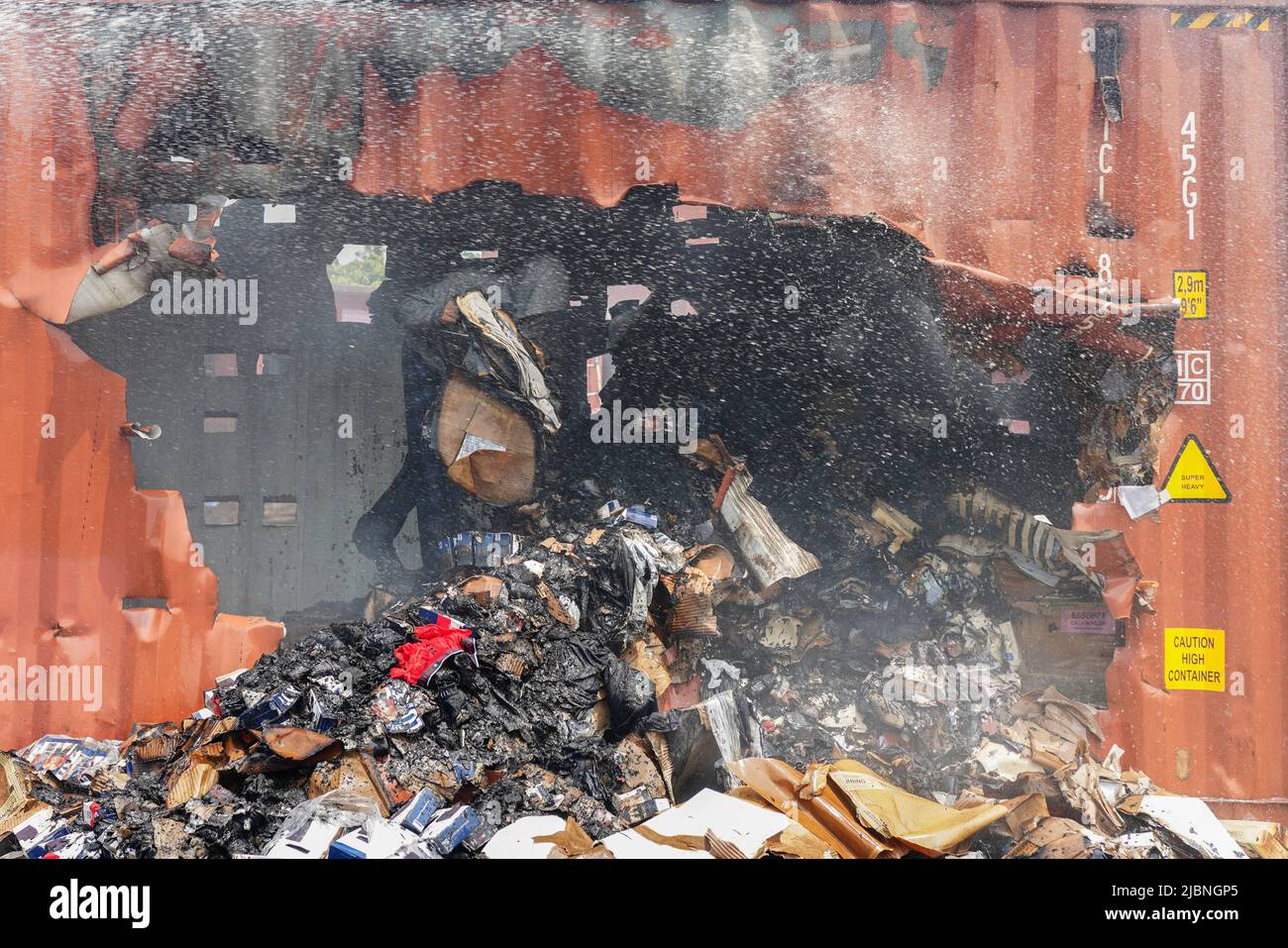 8 juin 2022, chittagong, Chittagong, bangladesh: Les pompiers et la Défense civile ont récupéré deux corps de la scène de l'incendie au dépôt de conteneurs BM à Sitakunda, Chittagong. Le service d'incendie a déclaré que les os de plusieurs personnes ont été récupérés pendant cette période. C'était la première fois dans l'histoire connue du Bangladesh où tant de pompiers ont été tués dans l'exercice de leurs fonctions en une seule catastrophe. '49 corps sont arrivés à la morgue (Chattogram Medical College Hospital ou CMCH),'. ''le feu a été causé par des produits chimiques, y compris le peroxyde d'hydrogène, rendant la situation difficile, (crédit Banque D'Images