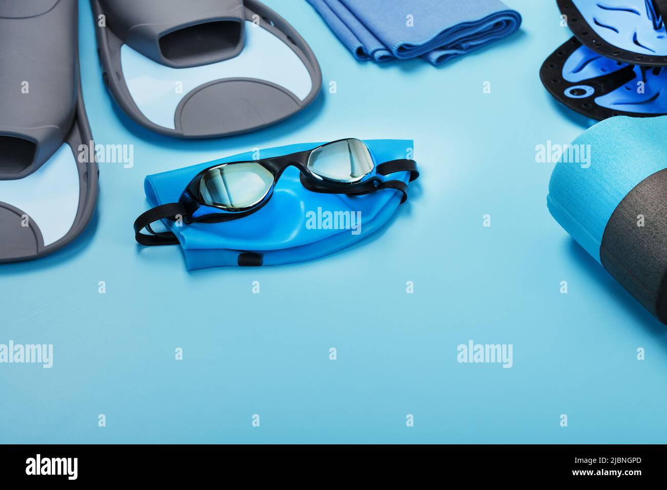 Équipement sportif pour la natation dans la piscine et l'eau libre sur fond bleu, gros plan Banque D'Images