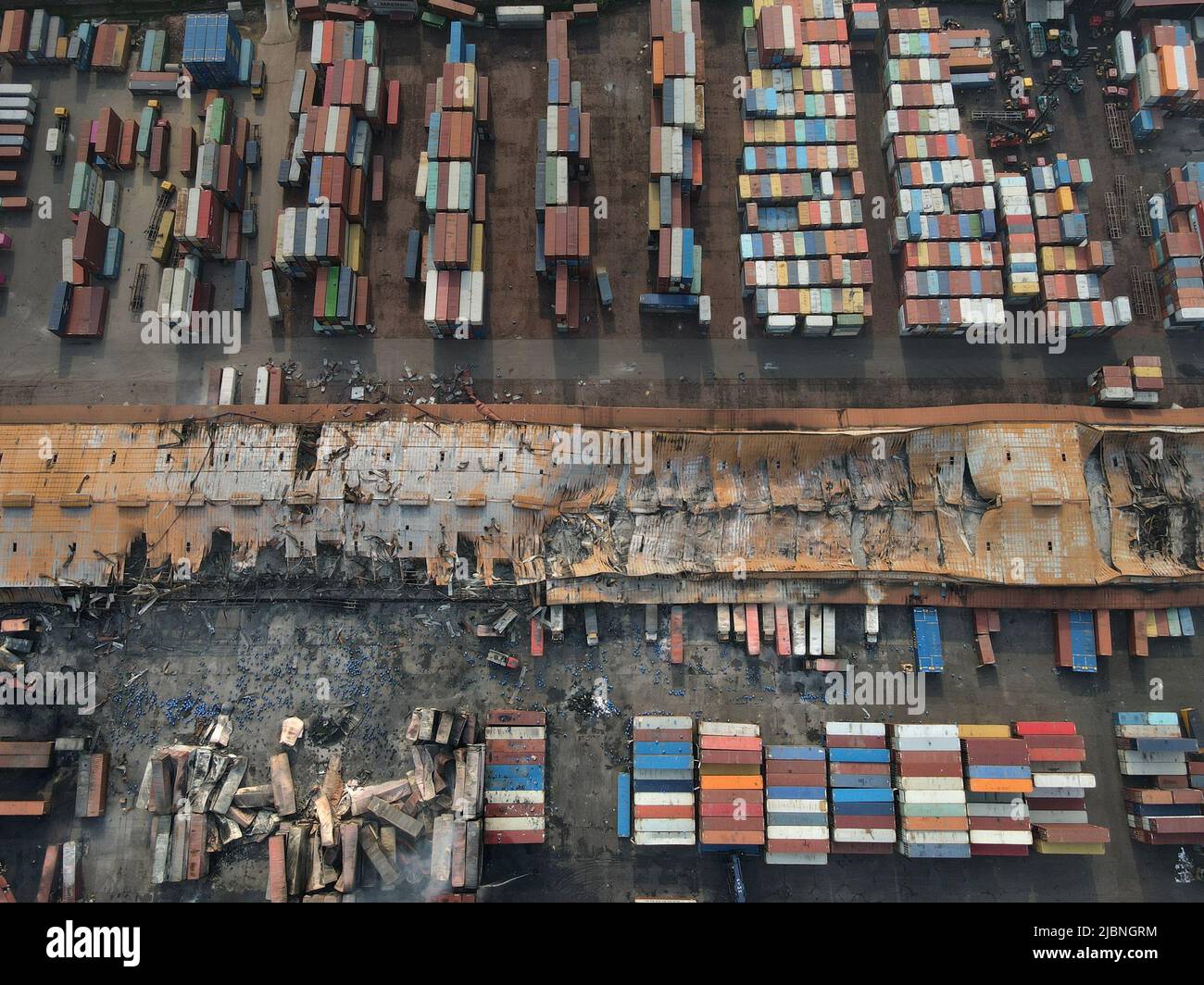 7 juin 2022, chittagong, Chittagong, bangladesh: Les pompiers et la Défense civile ont récupéré deux corps de la scène de l'incendie au dépôt de conteneurs BM à Sitakunda, Chittagong. Le service d'incendie a déclaré que les os de plusieurs personnes ont été récupérés pendant cette période. C'était la première fois dans l'histoire connue du Bangladesh où tant de pompiers ont été tués dans l'exercice de leurs fonctions en une seule catastrophe. '49 corps sont arrivés à la morgue (Chattogram Medical College Hospital ou CMCH),'. ''le feu a été causé par des produits chimiques, y compris le peroxyde d'hydrogène, rendant la situation difficile, (crédit Banque D'Images