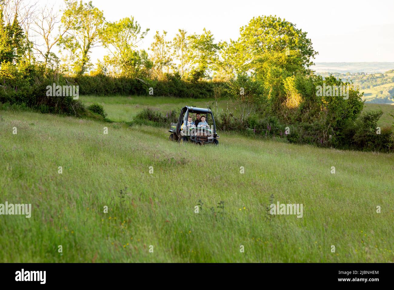 Famille conduisant un VTT près de High Bickington, Devon, Angleterre, Royaume-Uni. Banque D'Images