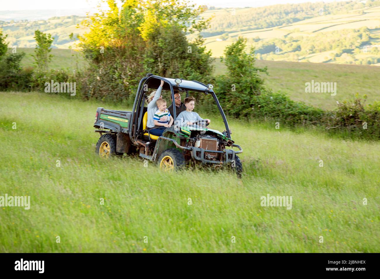 Famille conduisant un VTT près de High Bickington, Devon, Angleterre, Royaume-Uni. Banque D'Images