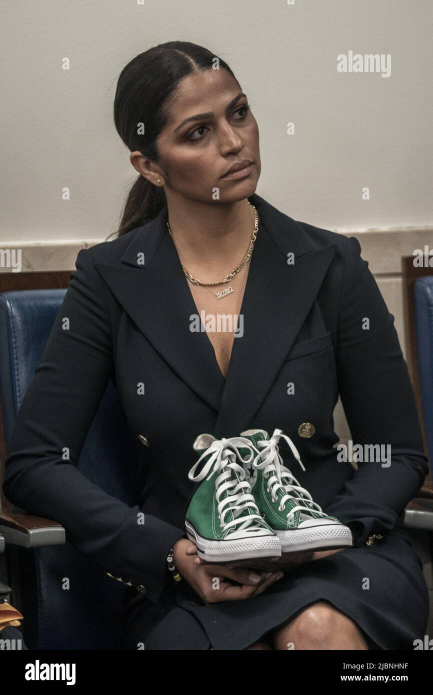 Washington, États-Unis. 07th juin 2022. Camila Alves, épouse de Matthew McConaughey, écoute pendant qu'il parle de violence par armes à feu lors d'une conférence de presse dans la salle de presse de James S. Brady à la Maison Blanche à Washington, DC mardi, 7 juin 2022. Photo de Ken Cedeno/UPI crédit: UPI/Alay Live News Banque D'Images