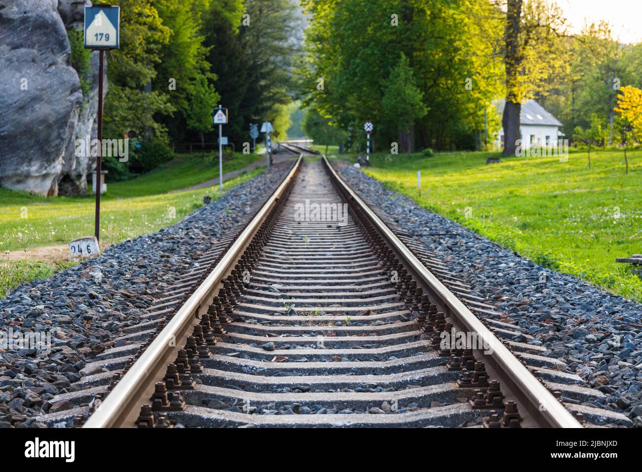 Voies ferrées près des rochers d'Adrspach-Teplice, République tchèque Banque D'Images