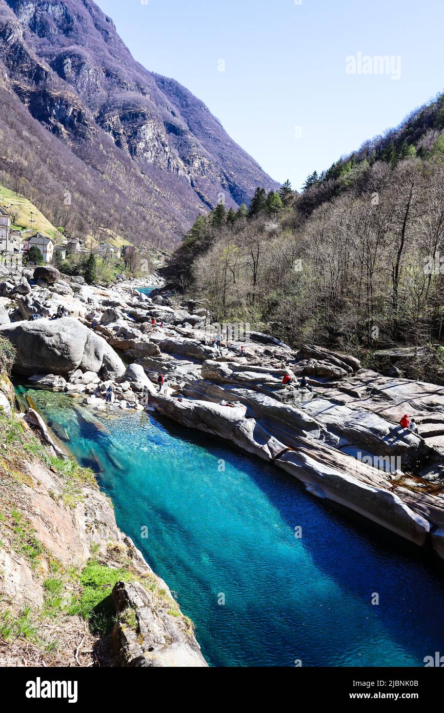 Village, rochers et rivière Verzasca claire à Lastezzo, Suisse Banque D'Images