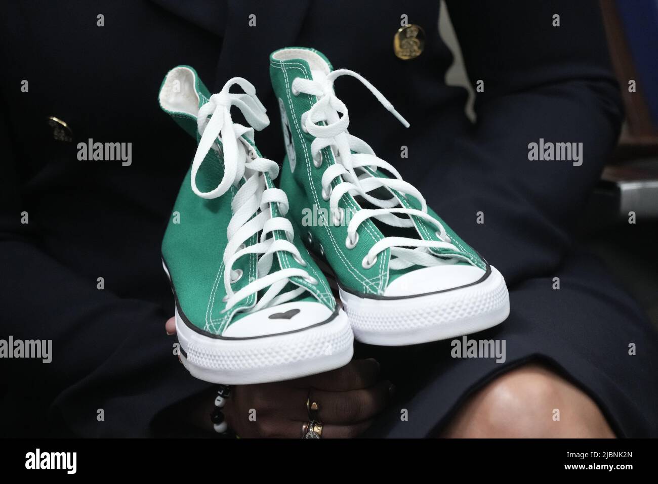 Washington, États-Unis d'Amérique. 07th juin 2022. Les chaussures de tennis Converse  vert lime portées par la victime de tir Uvalde Maite Yuleana Rodriguez, 10  ans, sont détenues par Camila Alves McConaughey, épouse