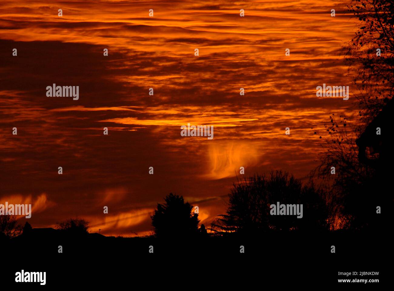 Magnifique lever de soleil avec le soleil qui brille sur le dessous des nuages Banque D'Images