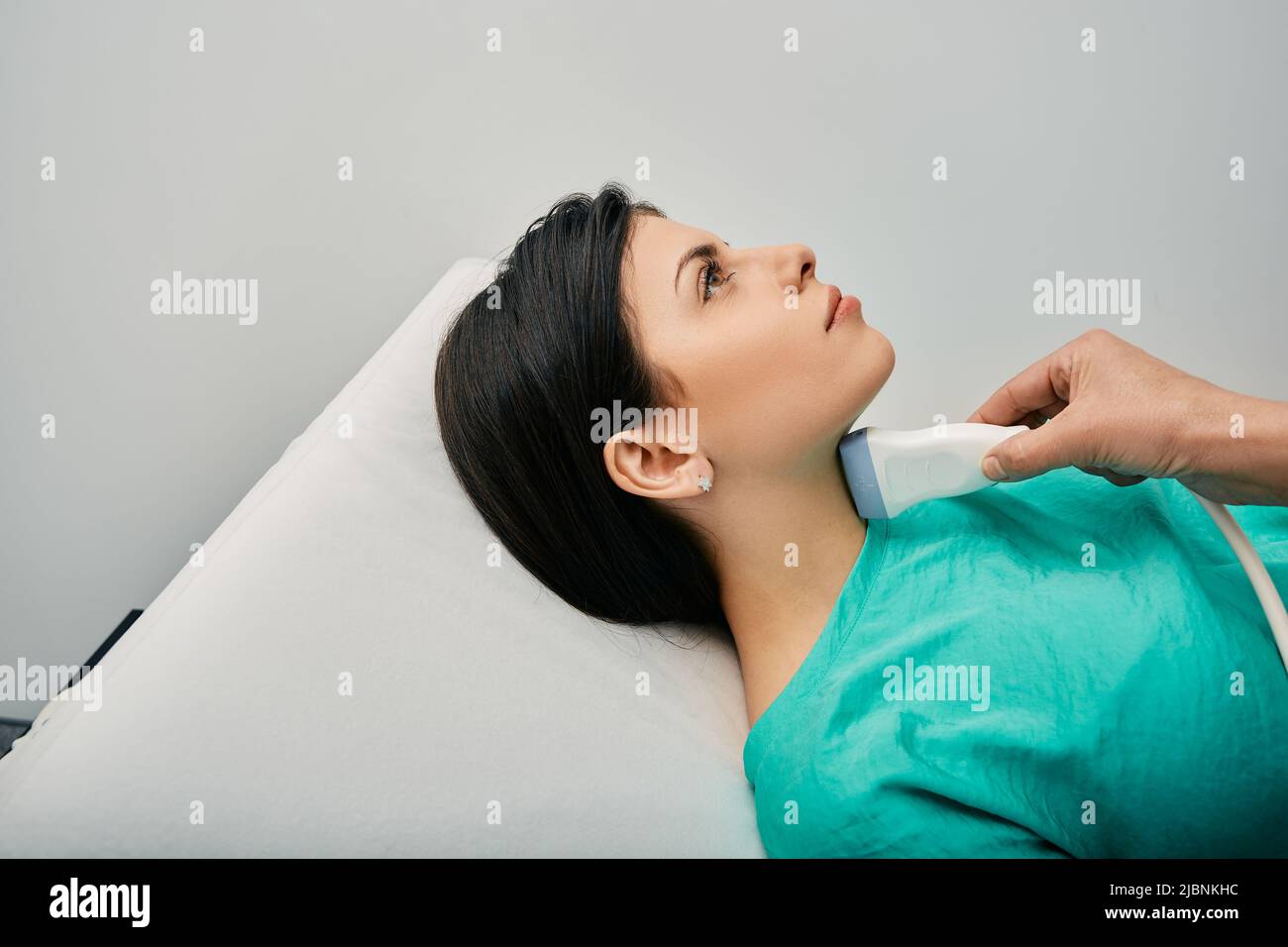 Endocrinologie et échographie de la glande thyroïde. Examen système endocrinien de la patiente à la clinique médicale avec échographe Banque D'Images