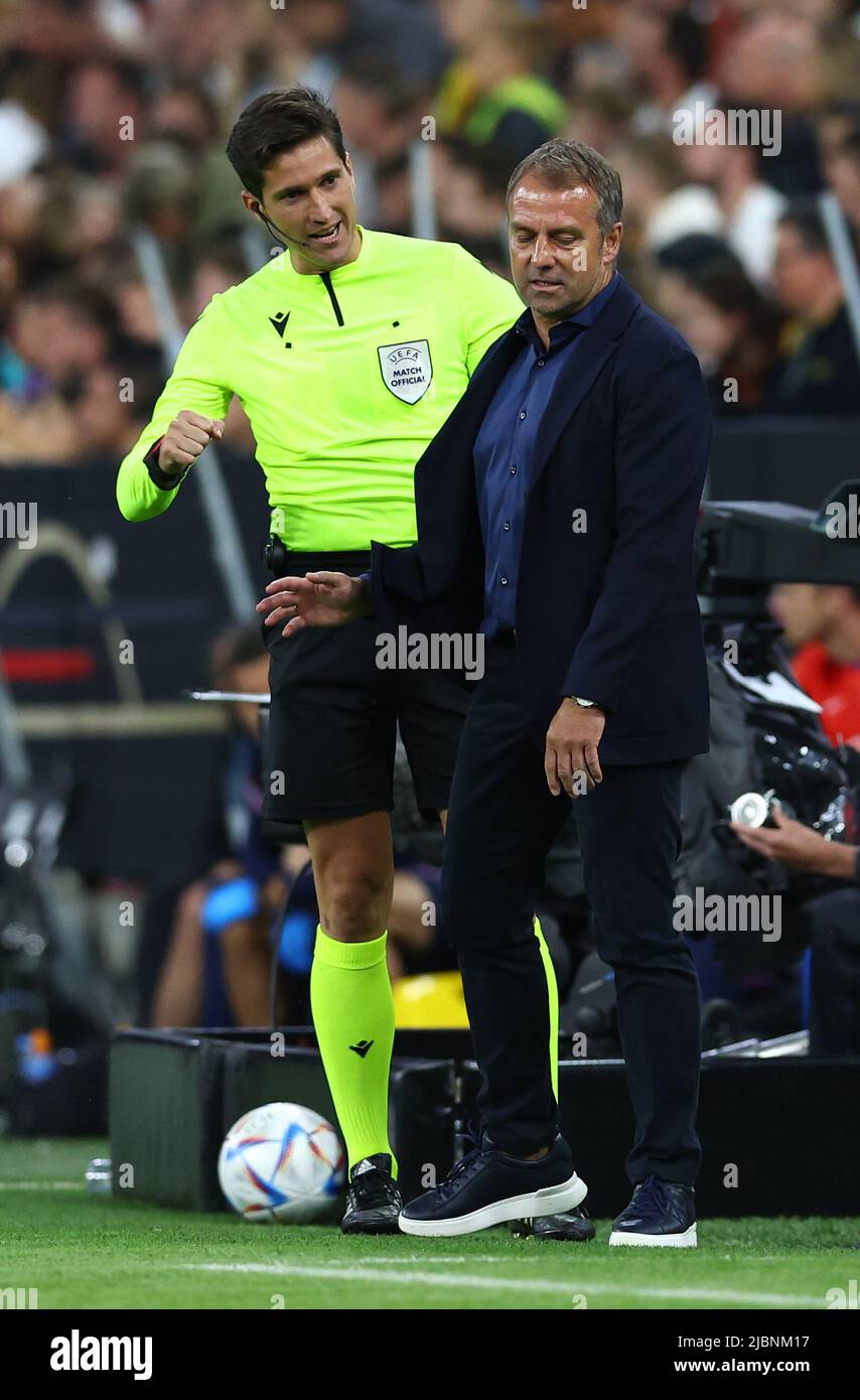 Munich, Allemagne, 7th juin 2022. Le quatrième officiel réagit à Hans-Dieter Flick, d'Allemagne, lors du match de l'UEFA Nations League à l'Allianz Arena de Munich. Le crédit photo devrait se lire: David Klein / Sportimage Banque D'Images