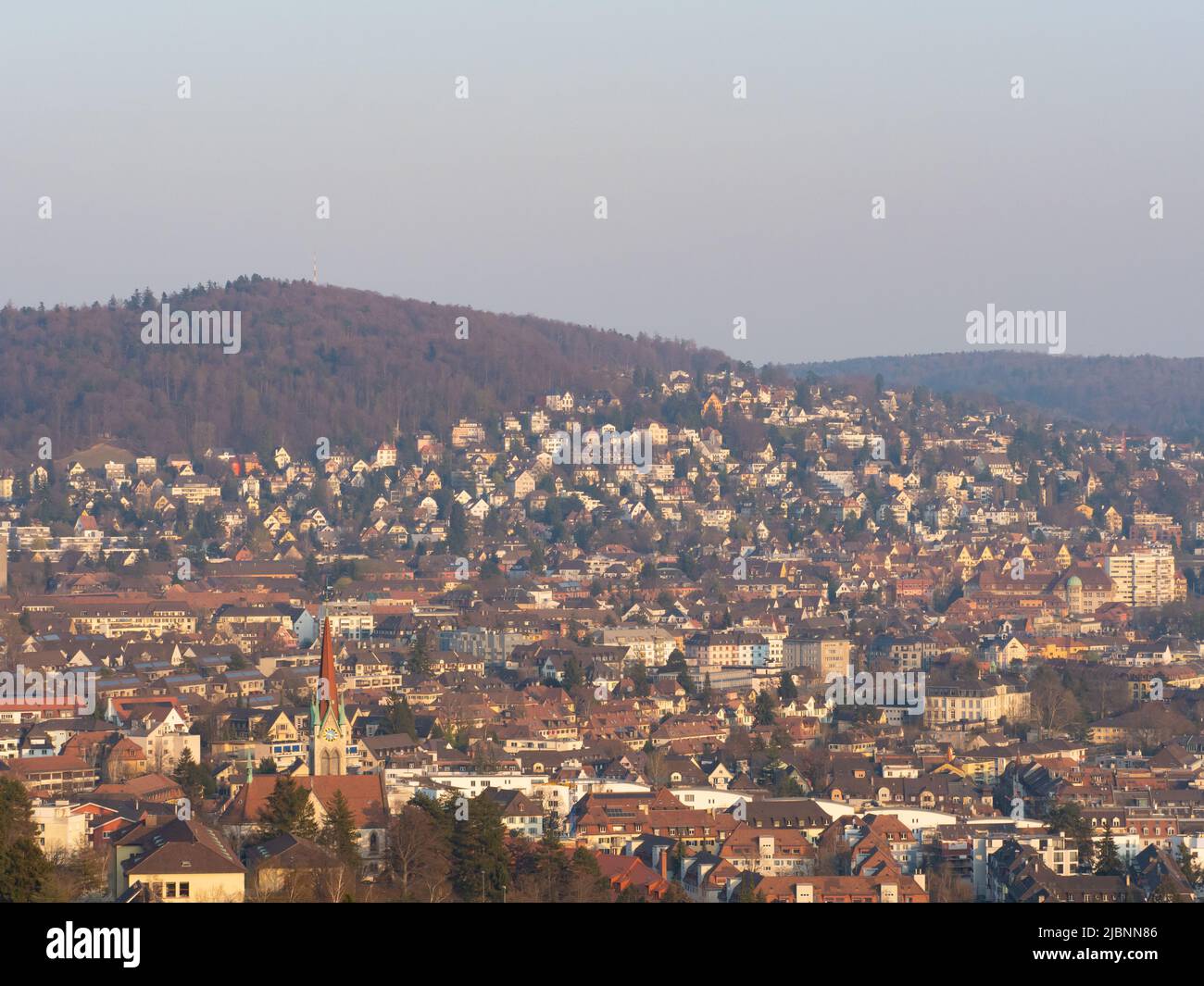 Zurich, Suisse - 26 mars 2022 : vue panoramique sur les quartiers résidentiels historiques de la ville. Banque D'Images