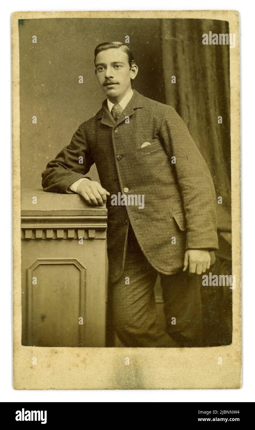 Costume vintage pour hommes Banque de photographies et d'images à haute  résolution - Alamy