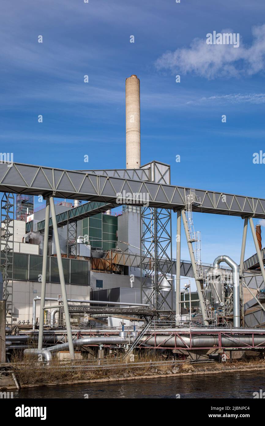 Cheminée, convoyeurs et pipelines à l'usine de papier Stora Enso à Varkaus, en Finlande Banque D'Images