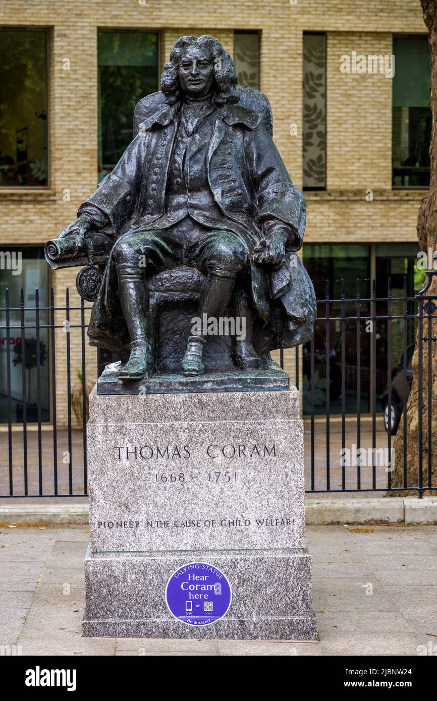 Statue de Thomas Coram London - Statue de Thomas Coram, pionnier de la protection de l'enfance, devant le musée Foundling sur Brunswick Square Bloomsbury Londres. Banque D'Images