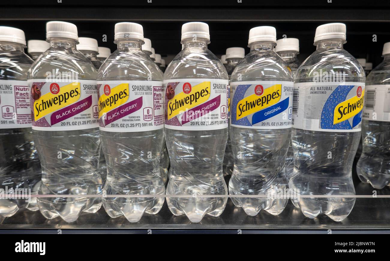 Présentoir d'épicerie dans un magasin à prix réduit à New York, États-Unis 2022 Banque D'Images