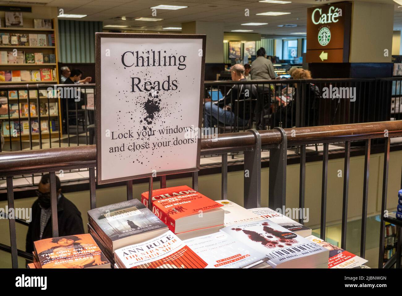 Barnes & Noble Bookstore sur Fifth Avenue à New York City dispose d'un grand choix de livres et d'un café Starbucks, USA 2022 Banque D'Images