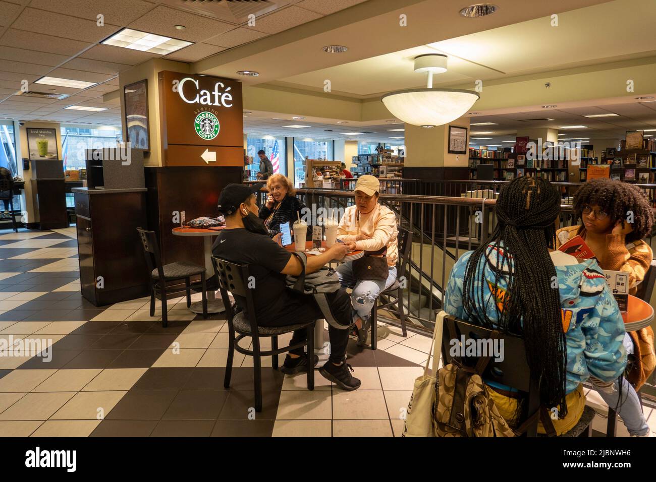 Starbucks Cafe , Barnes & Noble Booksellers, 2022, New York, États-Unis Banque D'Images
