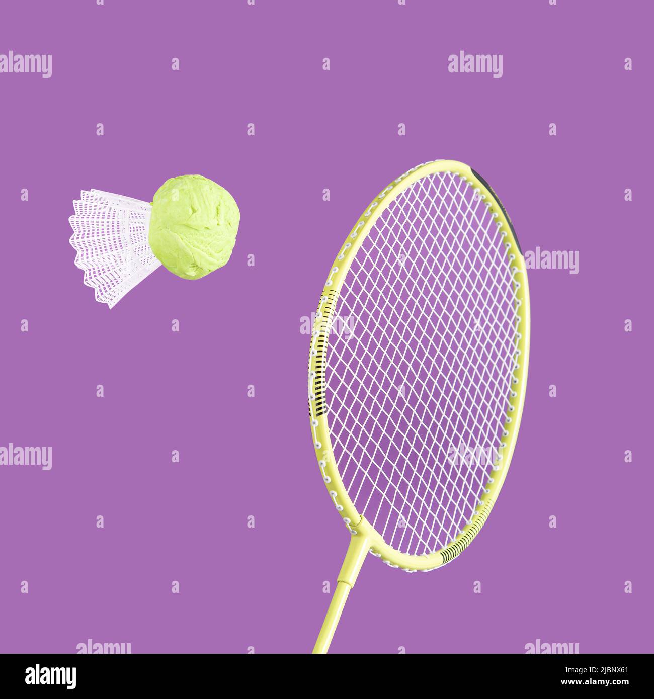 Raquette de badminton et fermeture avec tête de glace jaune isolée sur fond violet. Concept abstrait de sport d'été. Un mode de vie sain. Carré Banque D'Images