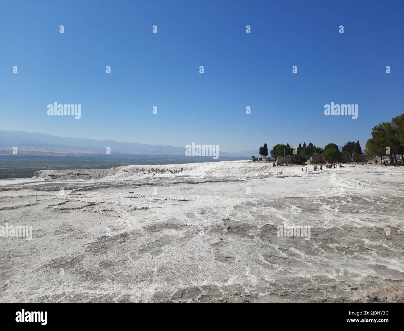 Pamukkale, Turquie - 10.05.2021: Les gens près des travertins en Turquie. Calcite rock de Pamukkale par une journée ensoleillée Banque D'Images