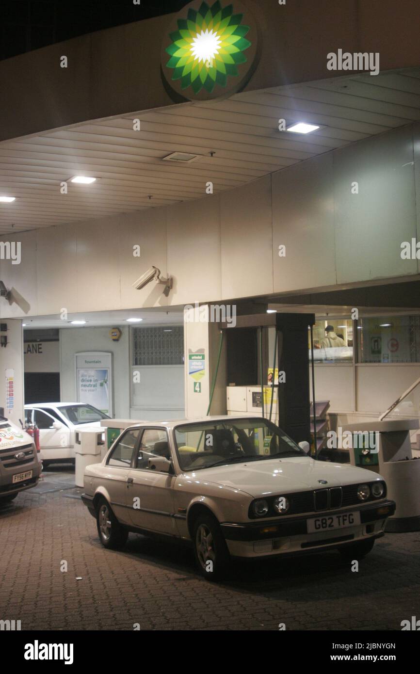 Précieux atout, station-service populaire au coin de Mount Street et Park Lane dans le centre-ville de Londres change de mains d'Exxon à BP, Total Banque D'Images
