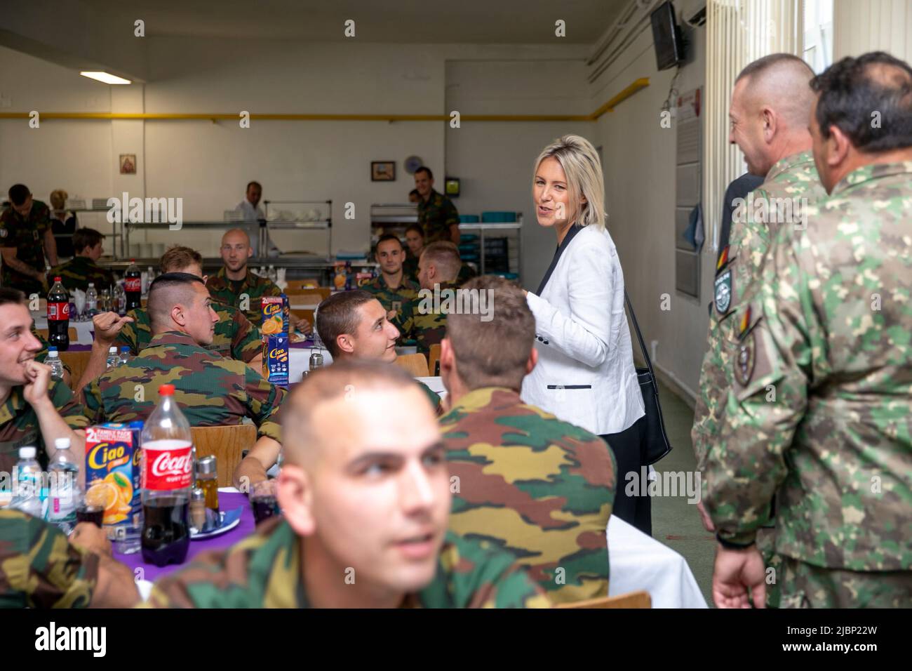 Cincu, Roumanie, 07 juin 2022. Le ministre de la Défense, Ludiviny Dedonder, rencontre des militaires lors d'une visite du ministre belge de la Défense au détachement de l'armée belge à Cincu, en Roumanie, le mardi 07 juin 2022. BELGA PHOTO HATIM KAGHAT Banque D'Images