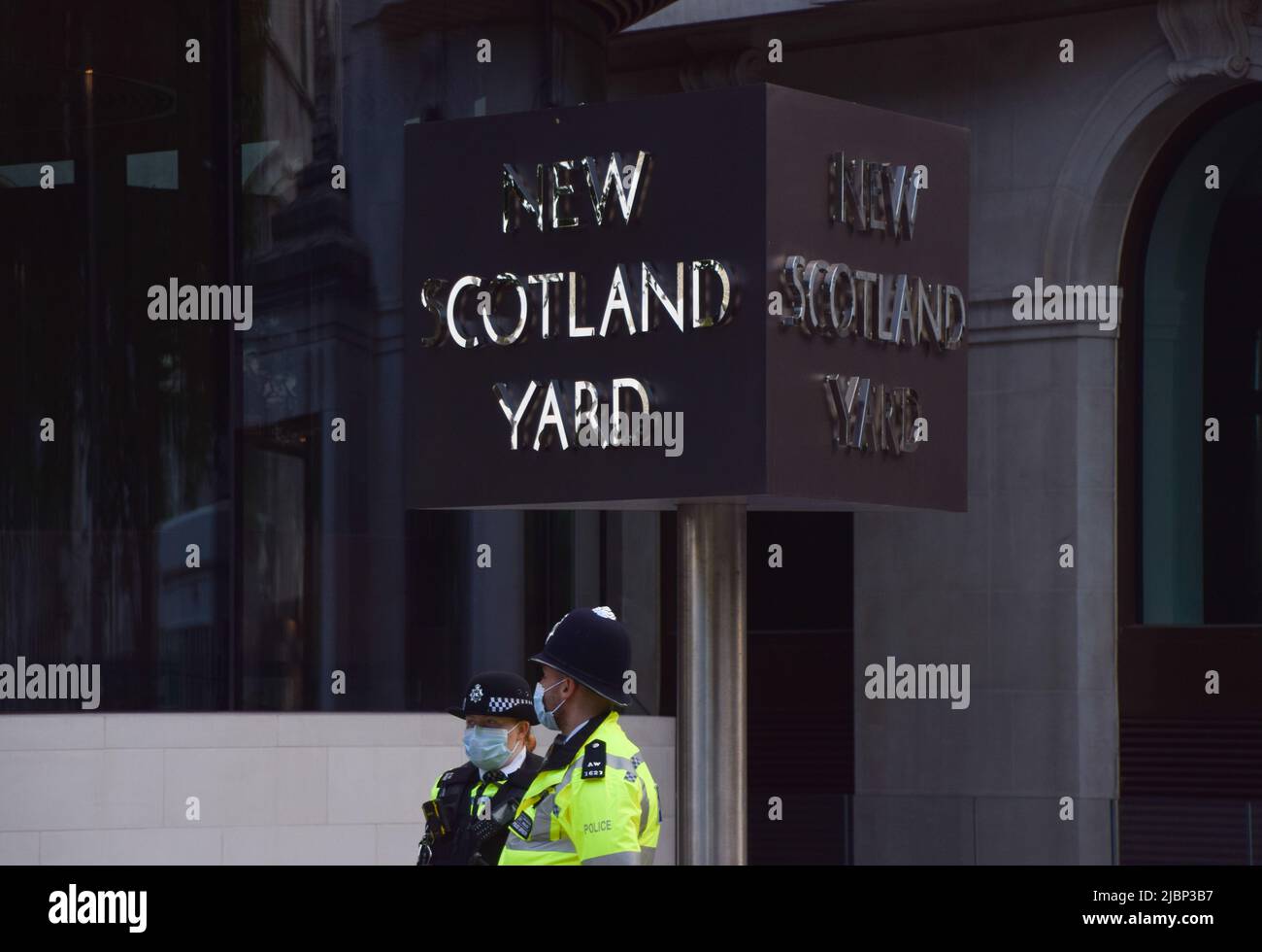 Londres, Angleterre, Royaume-Uni. 7th juin 2022. Policiers à l'extérieur de New Scotland Yard. Des manifestants ont défilé à travers Londres pour protester contre la violence à l'égard des femmes et pour honorer Nicole Smallman et Bibaa Henry, deux sœurs assassinées en 2020. L'affaire a suscité davantage d'indignation lorsqu'il est apparu que deux policiers avaient pris des selfies avec leur corps. Les manifestants ont défilé du Fryent Country Park, où les deux femmes ont été assassinées, vers New Scotland Yard. (Image de crédit : © Vuk Valcic/ZUMA Press Wire) Banque D'Images