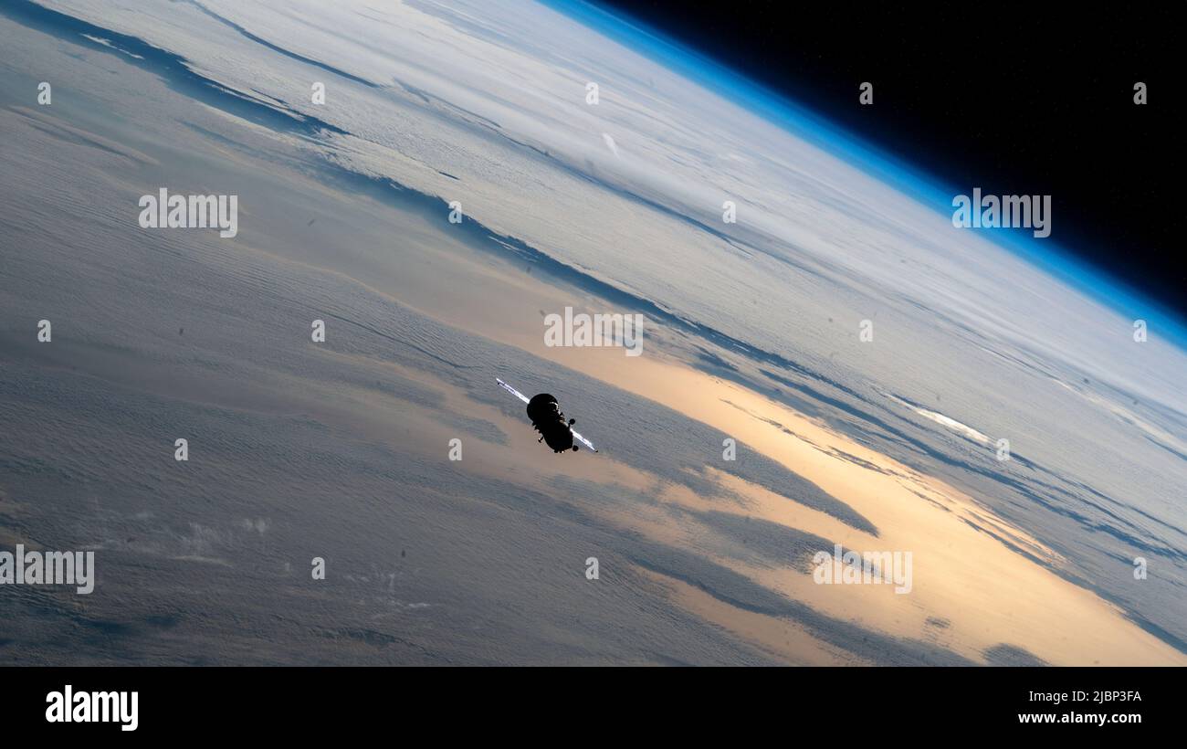 Atmosphère terrestre. 1st juin 2022. Le navire de ravitaillement ISS Progress 79 de Roscosmos est photographié à 261 km au-dessus de l'océan Pacifique après avoir quitté le port arrière du module de service Zvezda et quitté les environs de la Station spatiale internationale. Credit: NASA/ZUMA Press Wire Service/ZUMAPRESS.com/Alamy Live News Banque D'Images