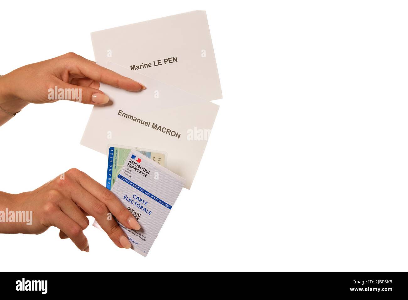Paris, France - 26 mai 2022 : Une femme titulaire d'une carte d'identité nationale, d'une carte électorale et de bulletins de vote pour les candidats à l'élection française Banque D'Images