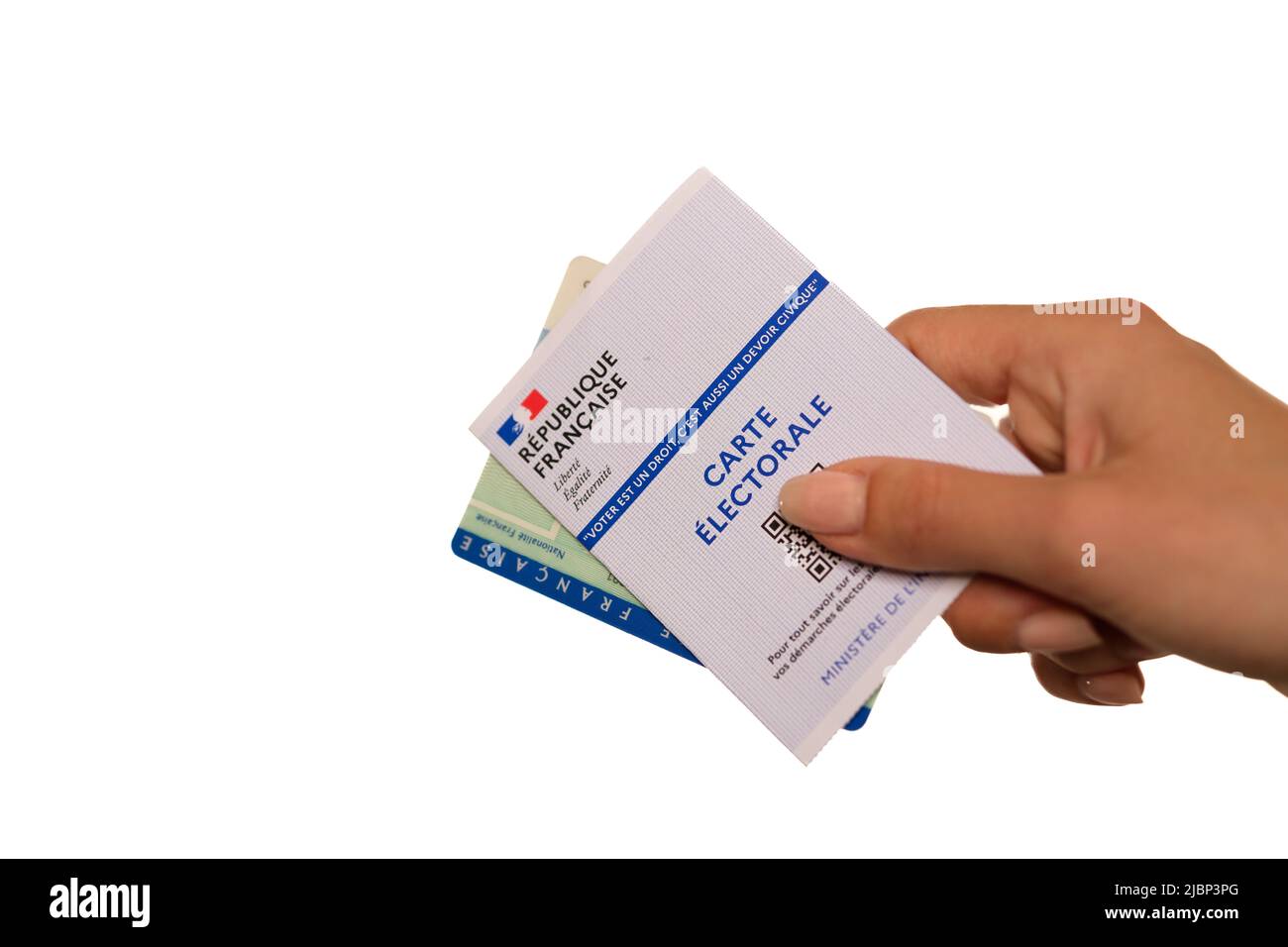 Paris, France - 26 mai 2022 : Une femme titulaire d'une carte d'identité nationale française et d'une carte électorale française sur fond blanc Banque D'Images