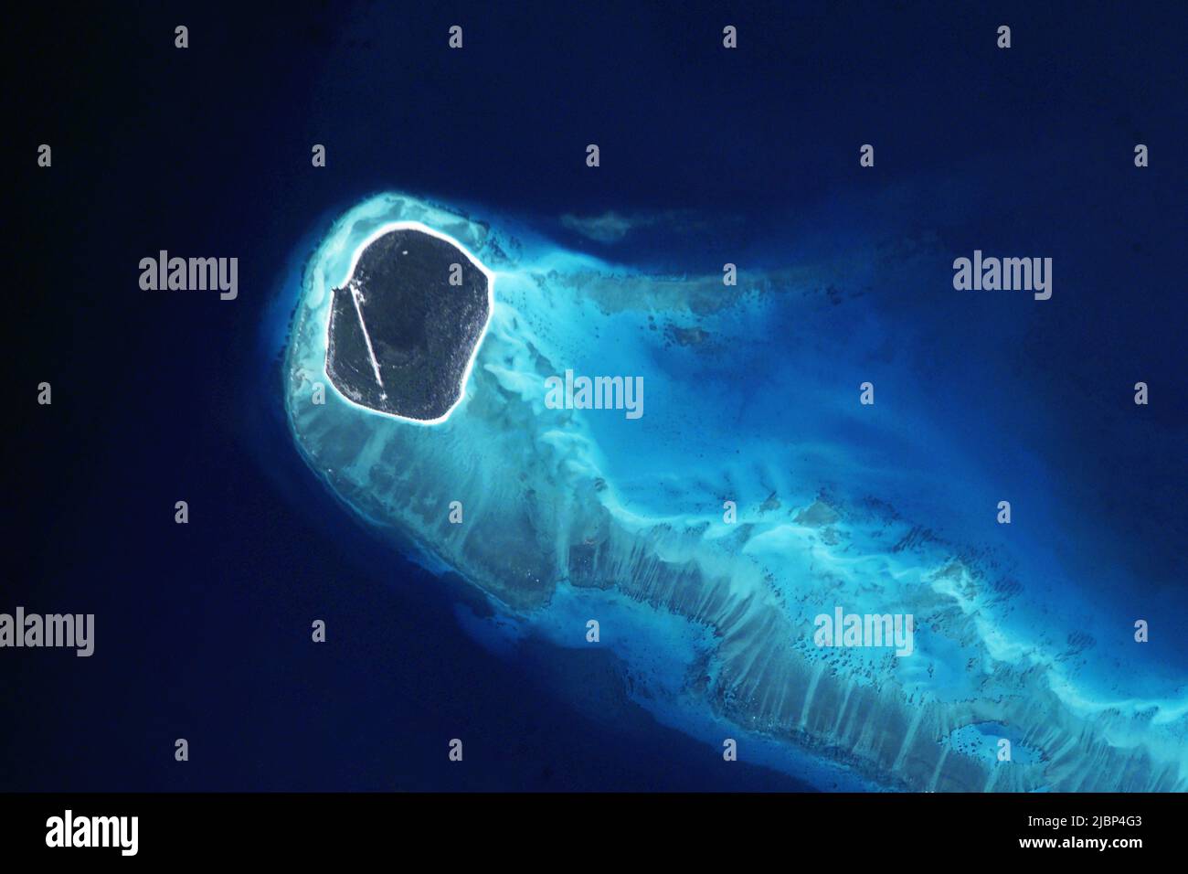Île dans l'océan de l'espace. Éléments de cette image fournis par la NASA. Photo de haute qualité Banque D'Images
