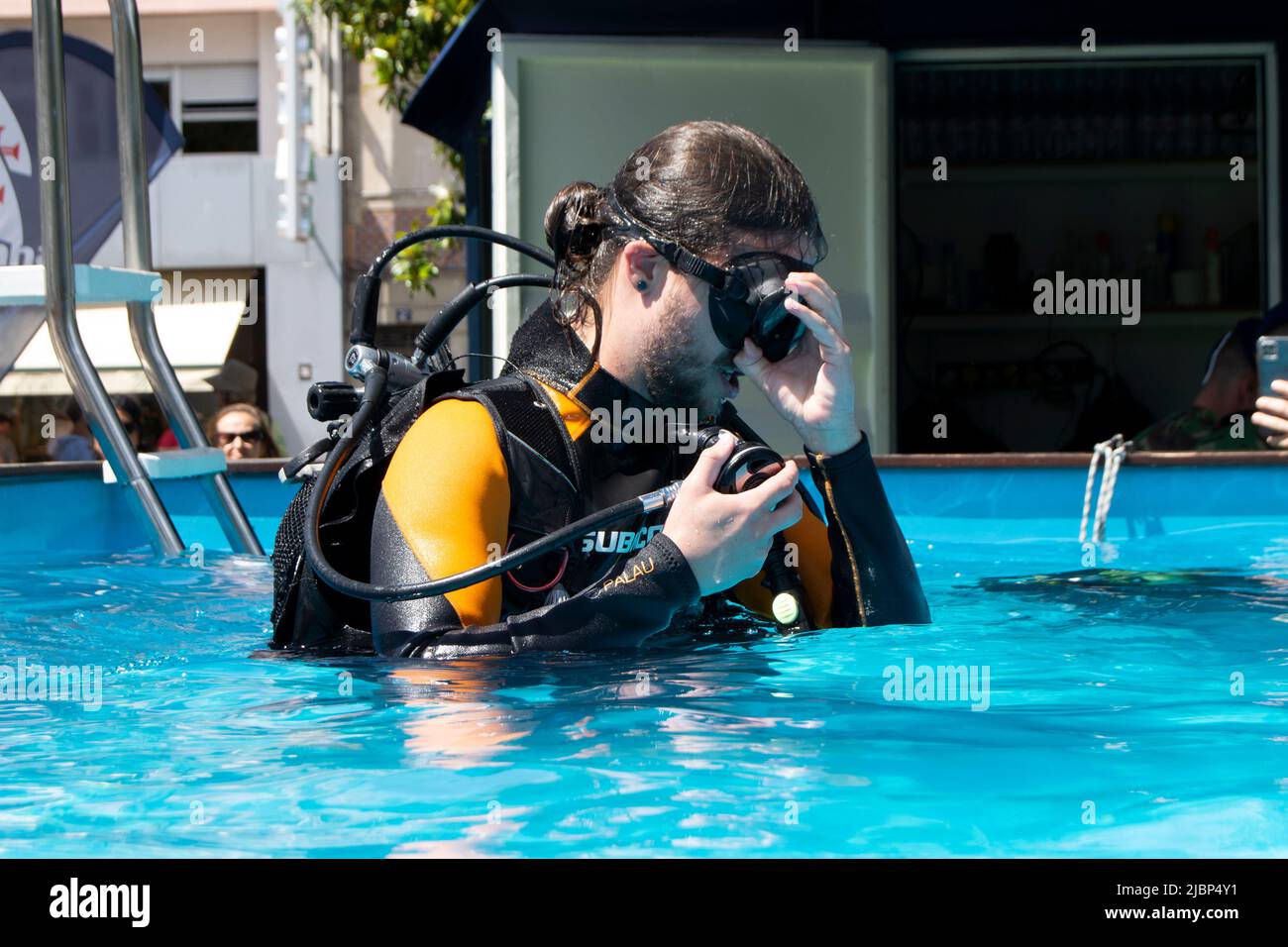 Expérience de plongée, cours de plongée. Un homme teste de l'équipement de plongée dans une piscine. Équipement de natation et de plongée. Banque D'Images