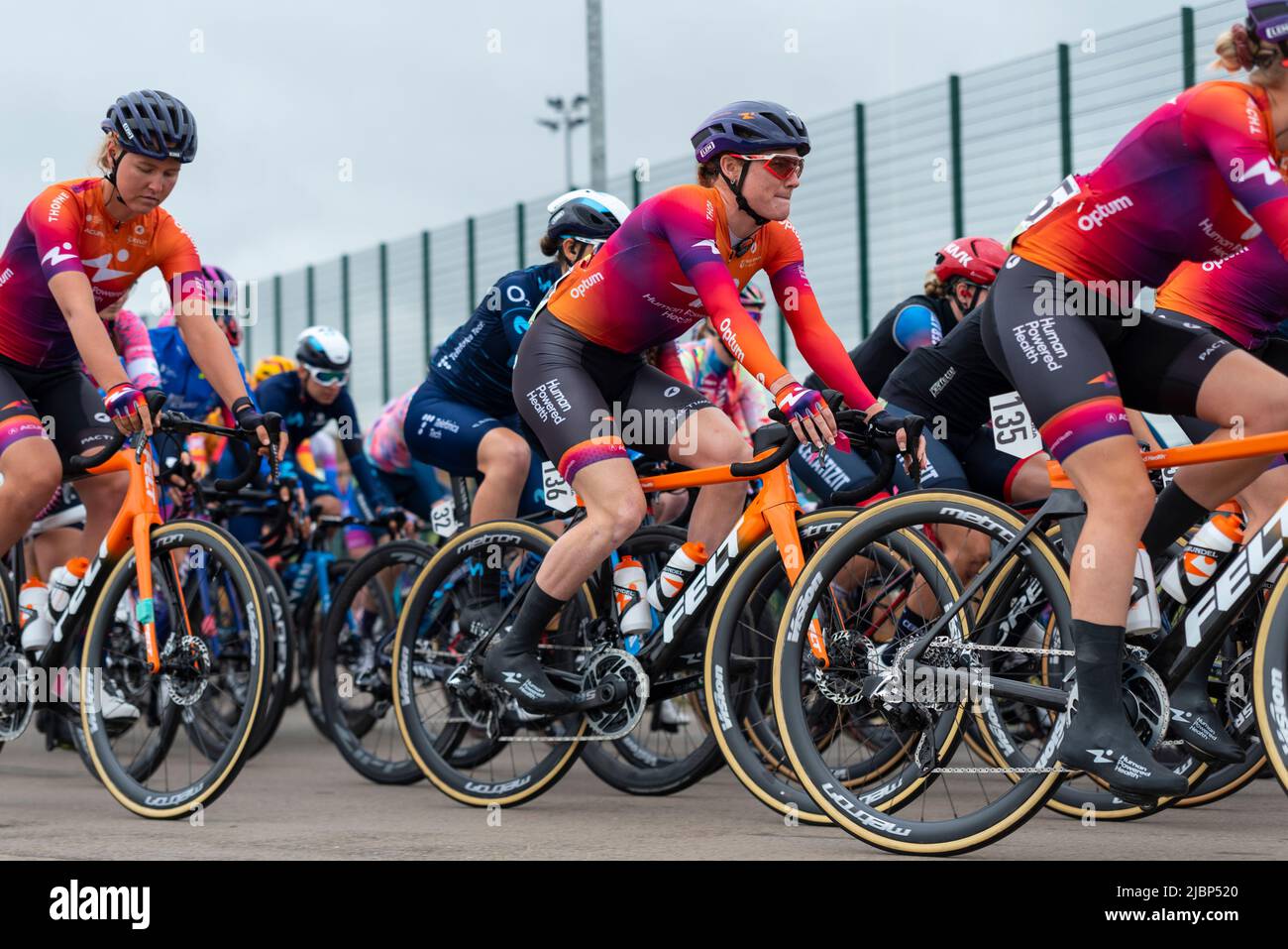 Cyclistes quittant le Colchester Sports Park pour la course cycliste UCI Women’s Tour Stage 1 à Bury St Edmunds. Les cavaliers de la santé humaine Banque D'Images