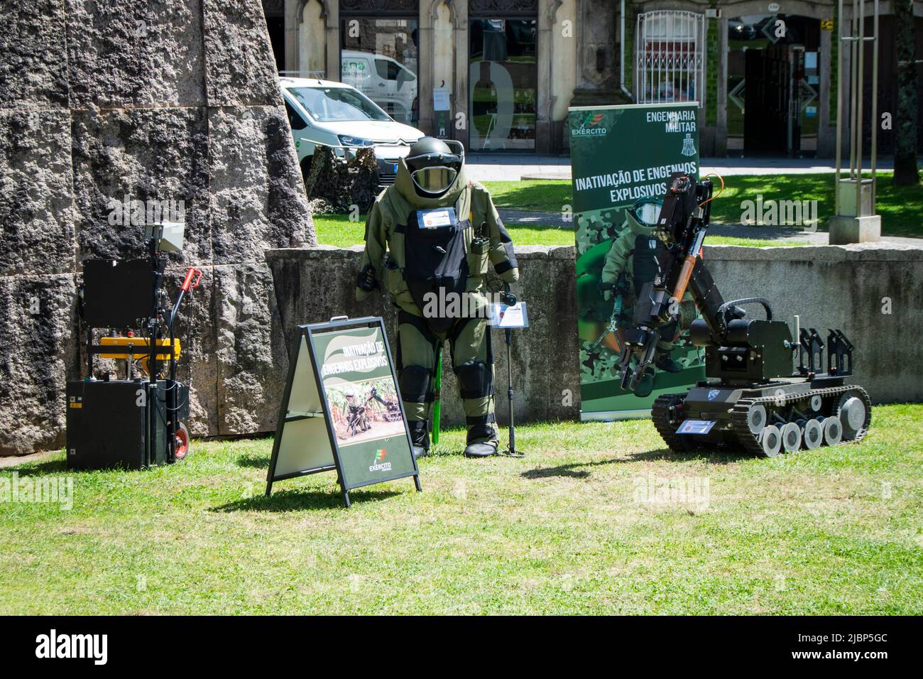 Forces armées, antiterrorisme antiexplosion, équipement ou technologie de détection et de désactivation des explosifs. Traitement des mines et des explosifs. Robot Teodor. Banque D'Images Forces armées, antiterrorisme antiexplosion, équipement ou technologie de détection et de désactivation des explosifs. Traitement des mines et des explosifs. Robot Teodor. Banque D'Images
