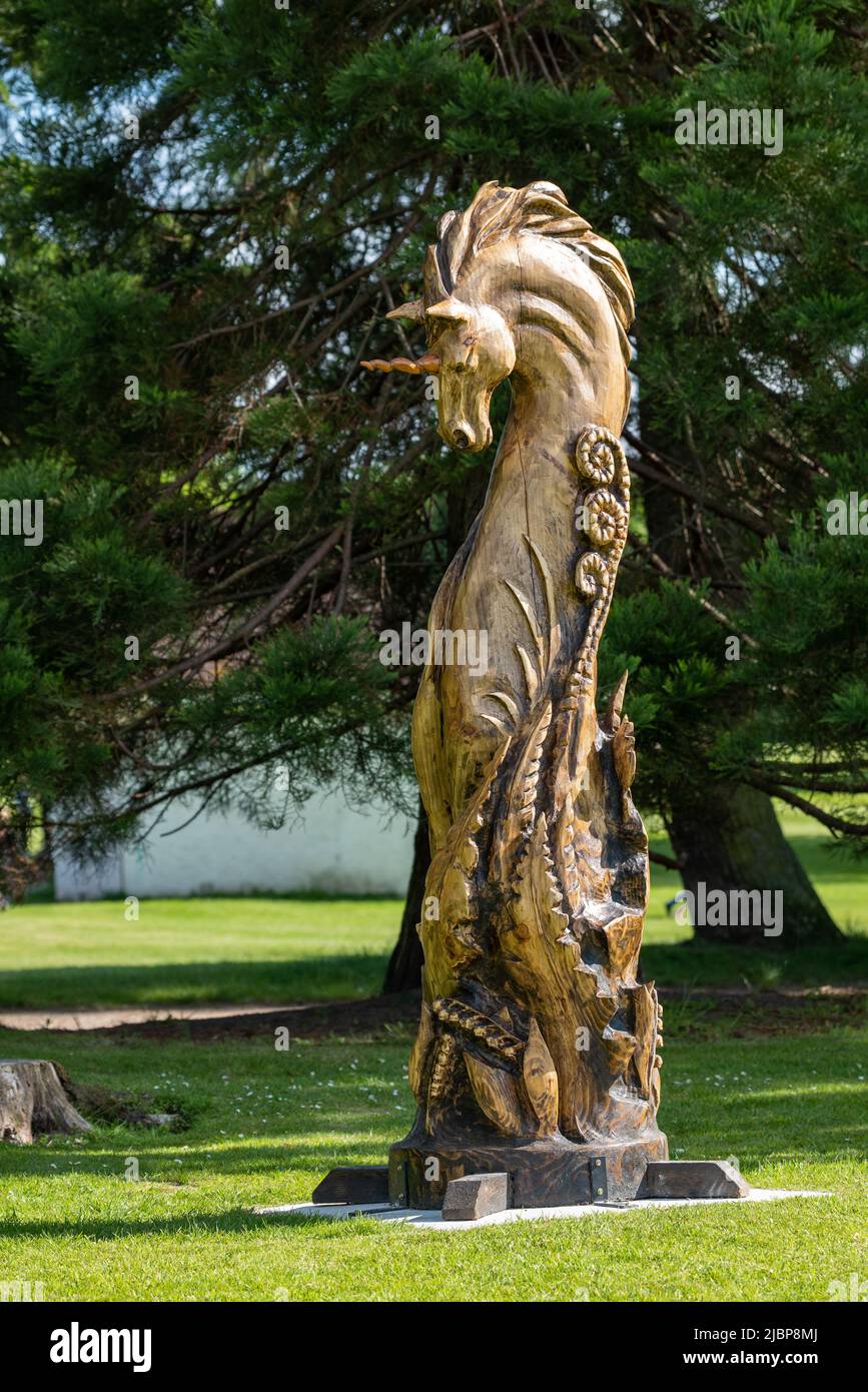 6 juin 2022. Grant Park, Forres, Moray, Écosse. Il s'agit d'une sculpture à la tronçonneuse d'une licorne qui a été placée dans Grant Park pour célébrer Banque D'Images