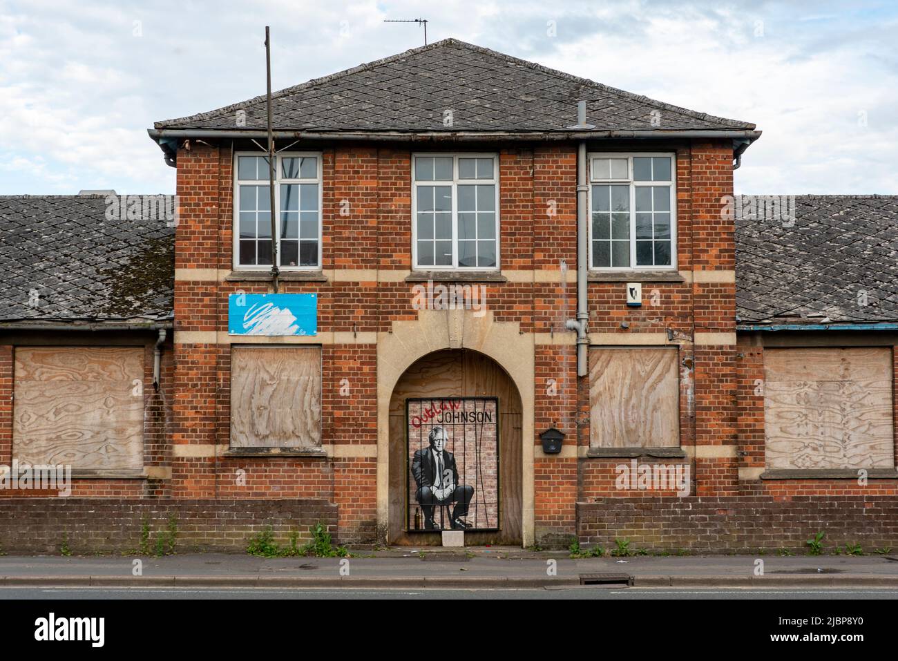 Une œuvre d'art de Banksy ou dans le style de Banksy montrant le Premier ministre Boris Johnson et intitulé « Outlaw Johnson » est apparue à Oxford. Il montre Johnson derrière les barreaux après qu'il a remporté le vote de confiance au Parlement le 6th juin 2022. C'est à l'entrée de l'ancien club conservateur maintenant abandonné à Cowley, une banlieue d'Oxford. Banque D'Images