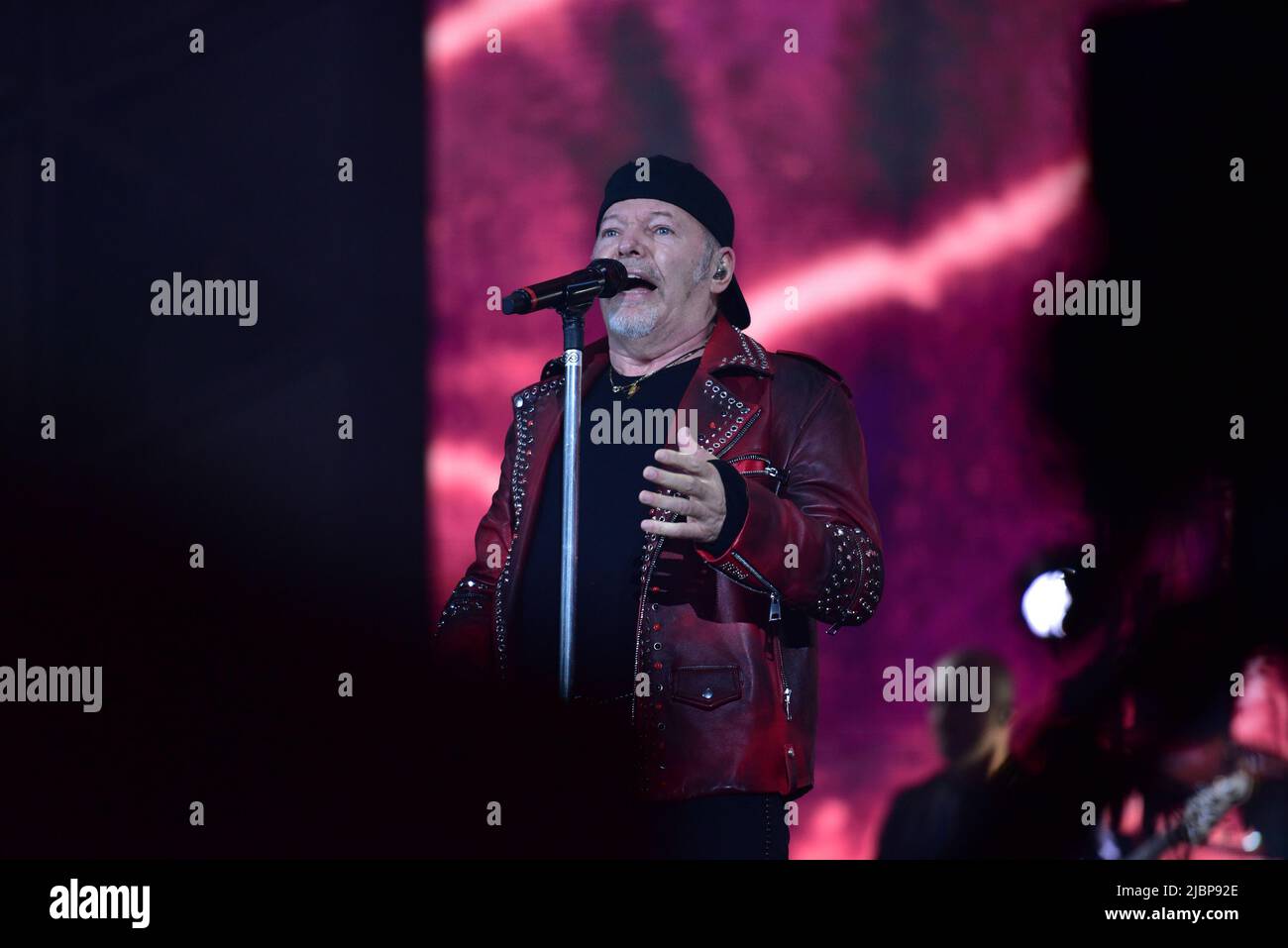 Naples, Italie. 7th juin 2022. Le chanteur italien Vasco Rossi se produit au stade Diego Maradona avec sa tournée en direct 2022 à Naples. (Image de crédit: © Paola Visone/Pacific Press via ZUMA Press Wire) Banque D'Images