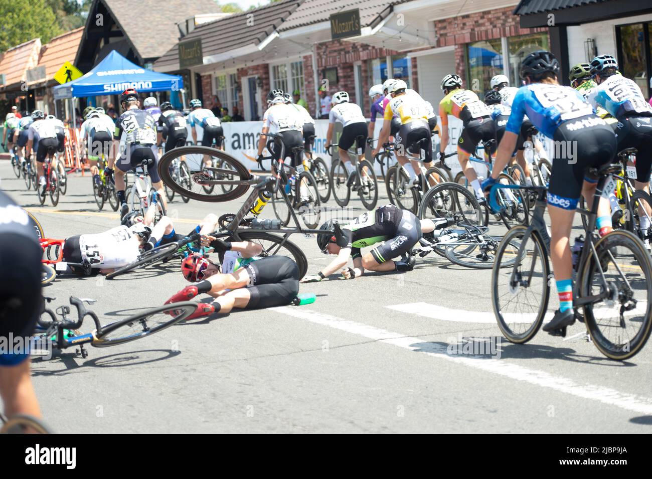 Les cavaliers et les vélos volent dans les airs lors d'un accident lors de la Sunset Loop, étape 5 de la Redlands Classic 2022 à Redlands, CA. Banque D'Images