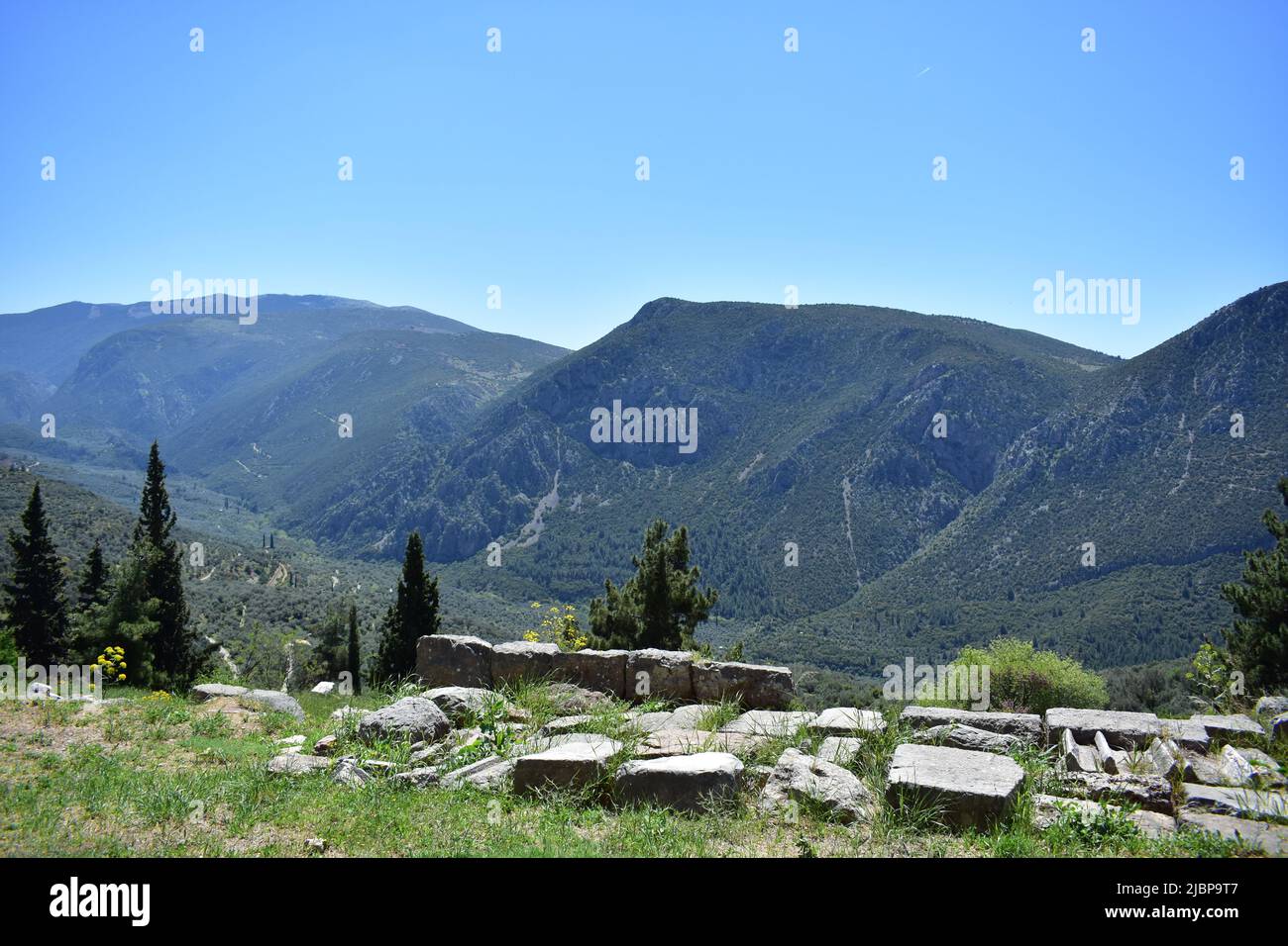 Vue de la zone archéologique avec des ruines à Delphes une ville en Grèce. Banque D'Images