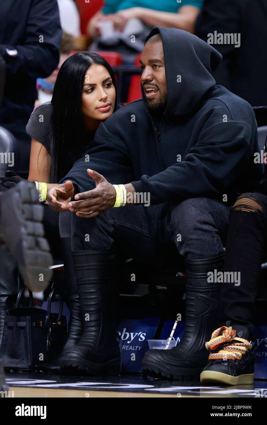 Miami, États-Unis d'Amérique. 13th mars 2022. MIAMI, FLORIDE - MARS 12: Rappeur Kanye West et petite amie Chaney Jones avec rappeur future assister à un match entre la chaleur de Miami et les Timberwolves du Minnesota à FTX Arena le 12 mars 2022 à Miami, Floride personnes: Kanye West, Chaney Jones crédit: Storms Media Group/Alay Live News Banque D'Images