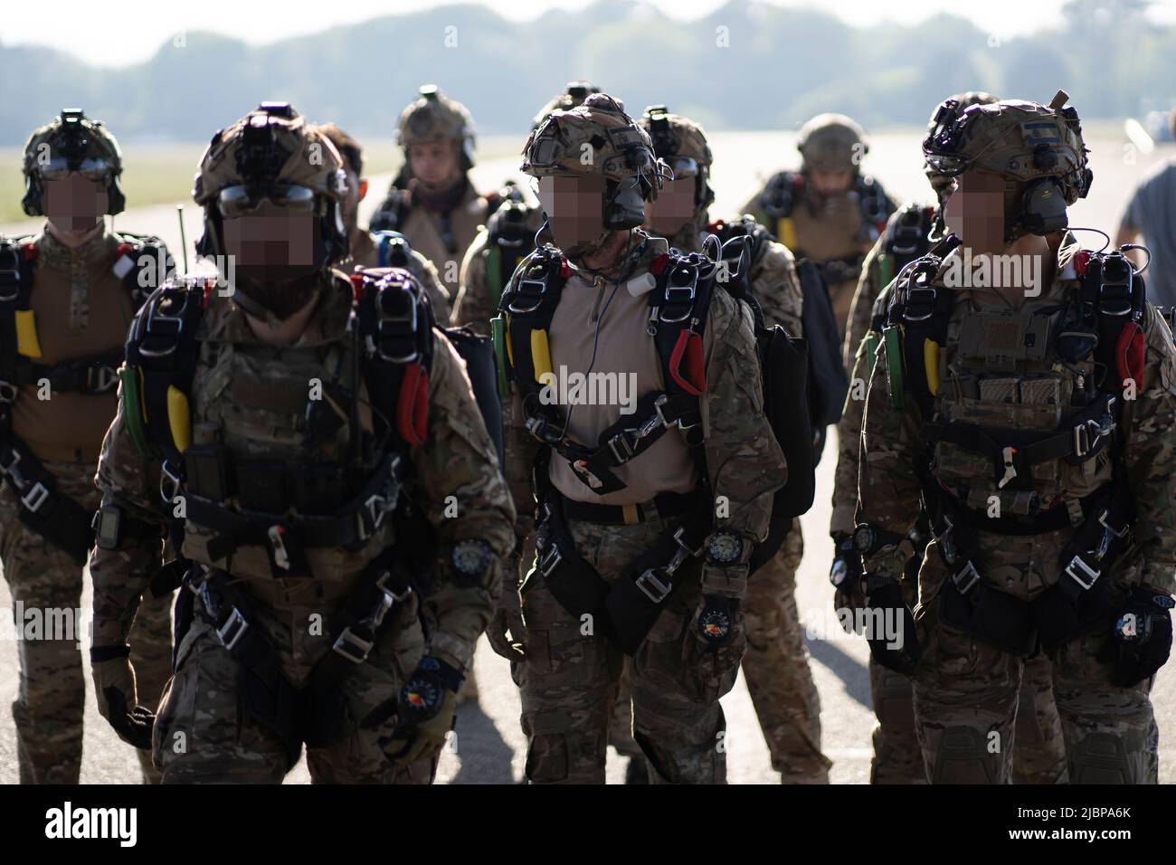 Des membres de l'Escuadrón de Zapadores Paracaidistas (Escadron de parachutistes espagnol) sont à bord d'un commandant II de la Force aérienne américaine MC-130J affecté à l'escadre des opérations spéciales de 352d avant d'exécuter une chute libre militaire près de la base aérienne de Cazaux, en France, au 10 mai 2022. Le CFP faisait partie de l'exercice Athena, un exercice conjoint et combiné des Forces d'opérations spéciales dirigé par les Français qui valide l'éventail complet des capacités intégrées des composantes et des partenaires. Des exercices comme Athena permettent aux membres du service américain de s'entraîner à l'échelon opérationnel et tactique comme une force conjointe combinée avec la SOF fixant les conditions f Banque D'Images