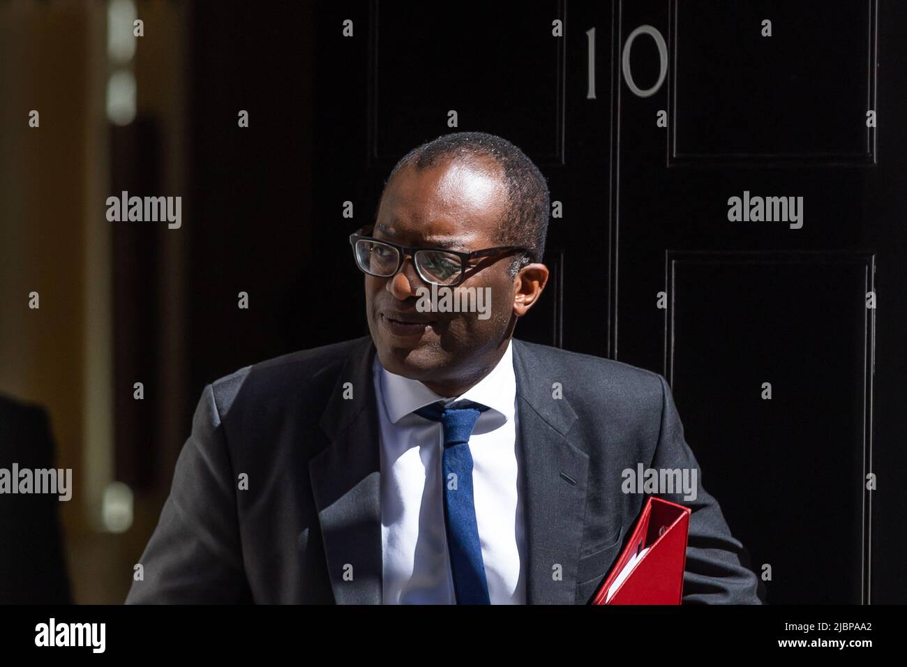 Londres, Royaume-Uni. 07th juin 2022. Kwasi Kwarteng quitte une réunion du cabinet à Downing Street, Londres. Le Premier ministre Boris Johnson a dit à son cabinet de «rafter une ligne» sous le scandale de Partygate après qu'il ait survécu de justesse à un vote de confiance dans son leadership hier de 211 à 148. Crédit : SOPA Images Limited/Alamy Live News Banque D'Images