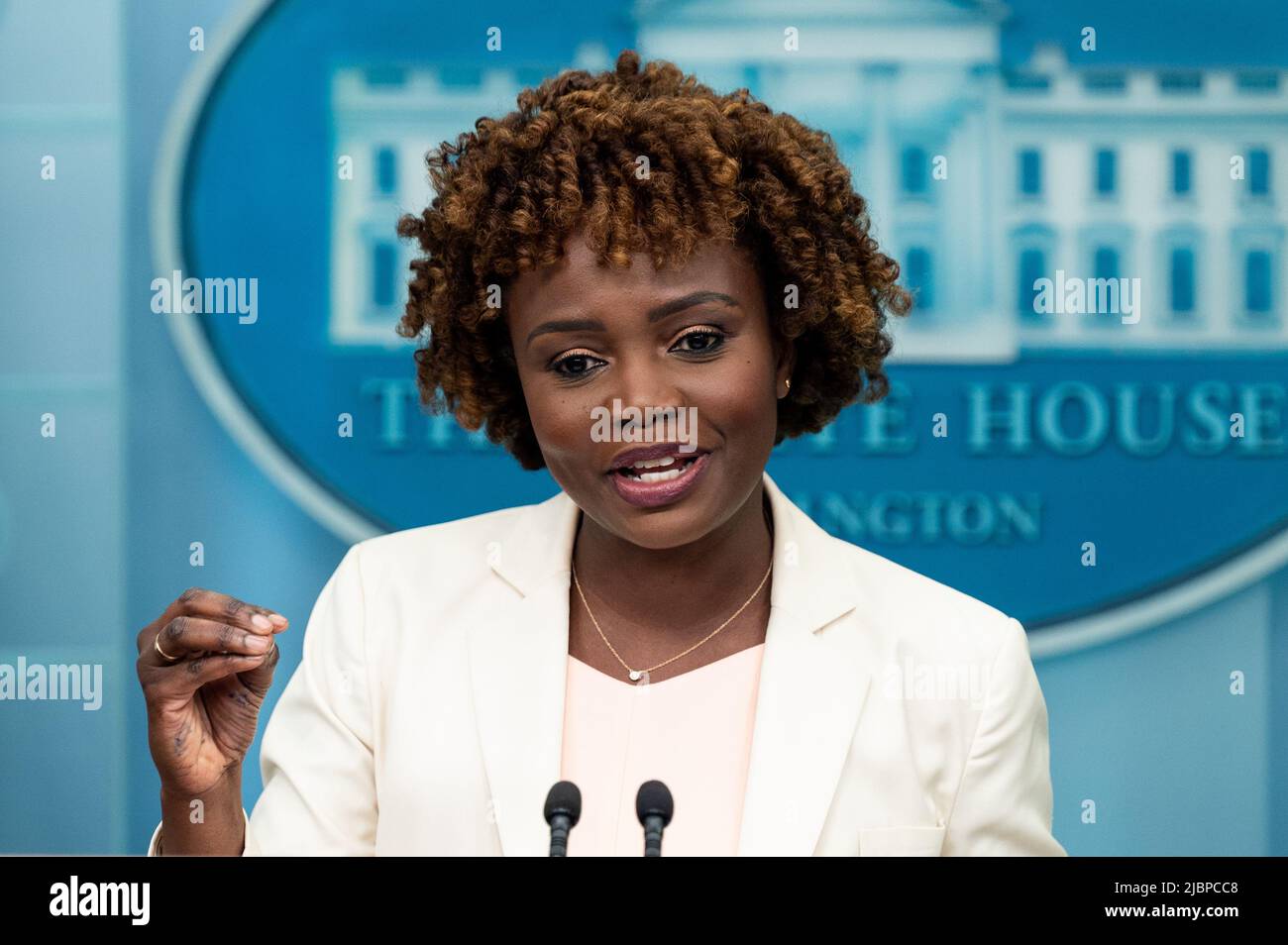 Karine Jean-Pierre, Attachée de presse de la Maison Blanche, prend la parole lors d'un point de presse dans la salle des conférences de presse de la Maison Blanche. Banque D'Images