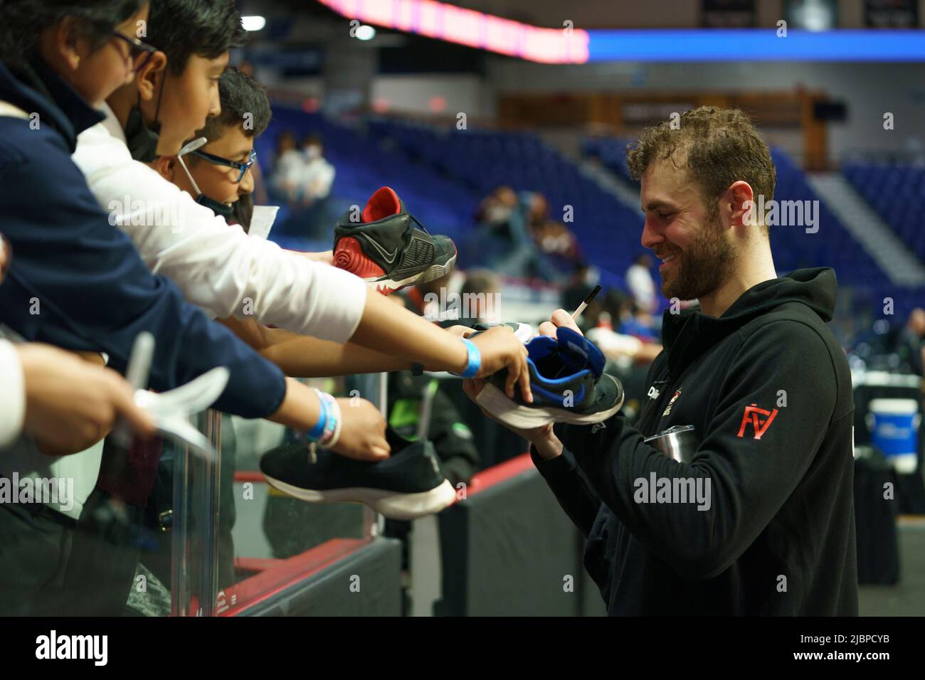 Langley, C.-B., Canada. 07/06/2022, un joueur de bandits de la vallée du Fraser qui signe des baskets après le match, entre les bandits de la vallée du Fraser et les Hamilton Honey Badgers, mardi, 7 juin 2022, au Langley Event Centre de Langley, C.-B., Canada. Crédit photo: Wesley Shaw: Shotbug /Alamy Live News Banque D'Images