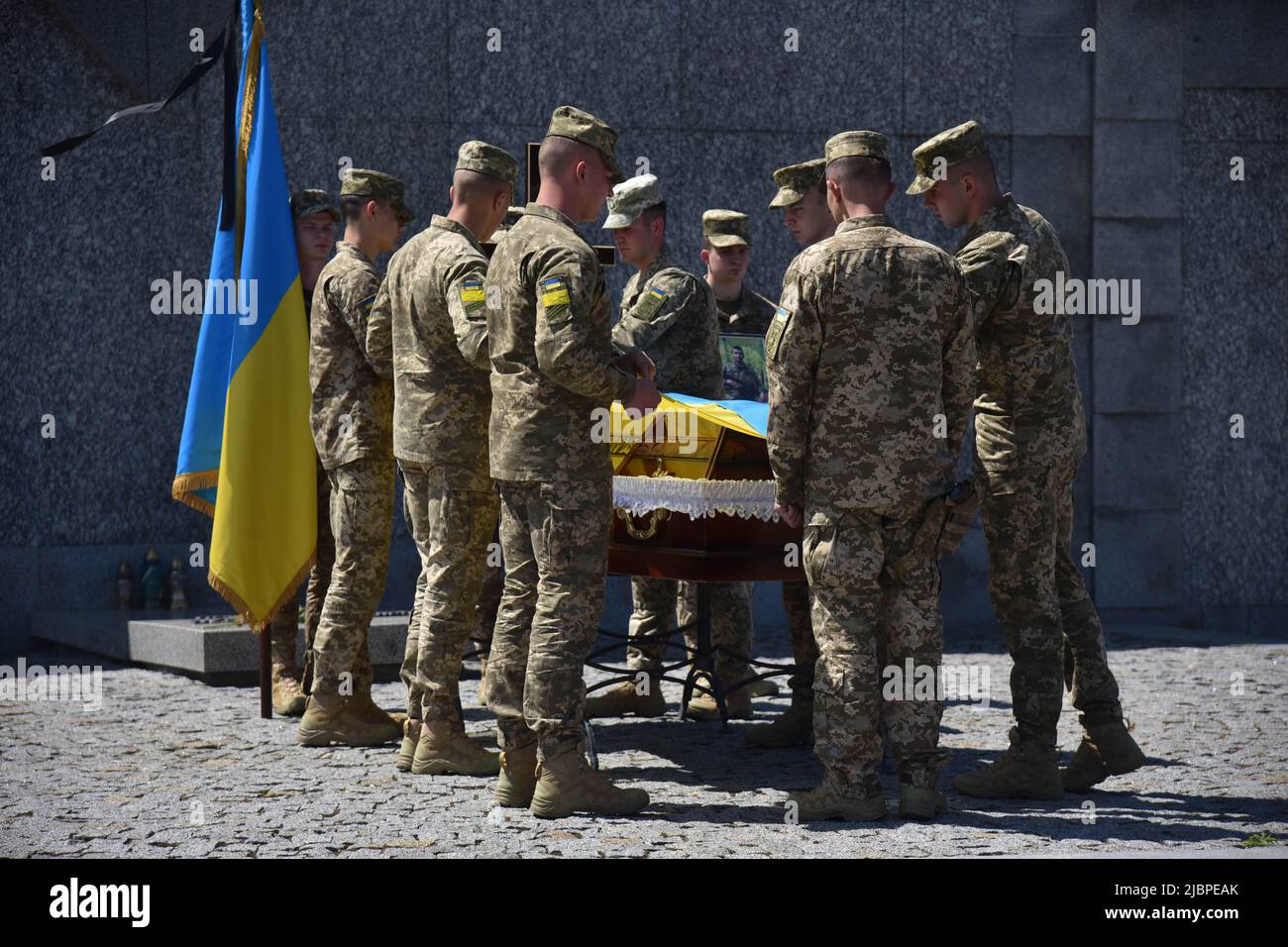 Lviv, Ukraine. 07th juin 2022. L'armée ukrainienne recouvre le drapeau ukrainien sur le cercueil avec le corps lors de la cérémonie d'adieu du soldat tombé. Le soldat ukrainien Anton Velychko, qui est mort sur 23 mai lors d'une bataille avec les troupes russes près d'Avdiivka, dans la région de Donetsk, a été enterré au cimetière de Lychakiv à Lviv. Il s'est porté volontaire pour la guerre après que la Russie ait envahi l'Ukraine sur l'24 février et lancé une guerre à grande échelle. Crédit : SOPA Images Limited/Alamy Live News Banque D'Images