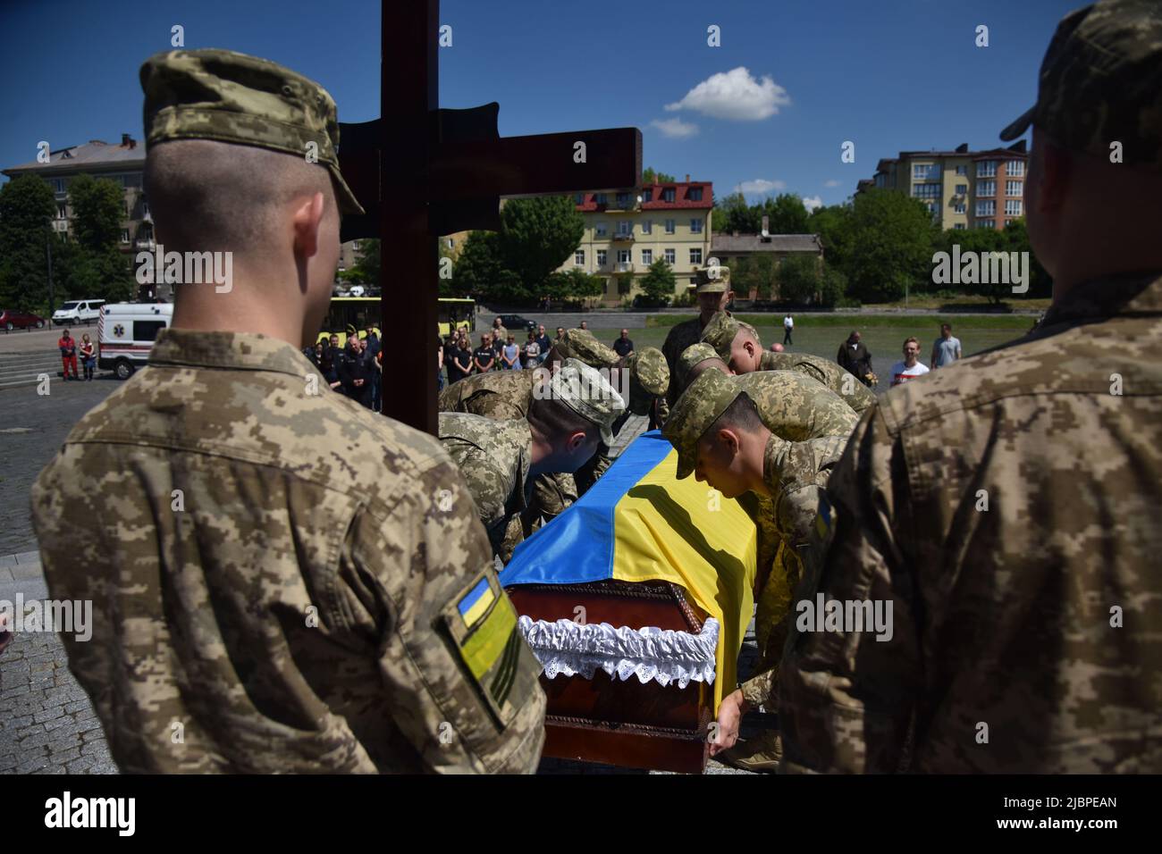 Lviv, Ukraine. 07th juin 2022. L'armée ukrainienne recouvre le drapeau ukrainien sur le cercueil avec le corps lors de la cérémonie d'adieu du soldat tombé. Le soldat ukrainien Anton Velychko, qui est mort sur 23 mai lors d'une bataille avec les troupes russes près d'Avdiivka, dans la région de Donetsk, a été enterré au cimetière de Lychakiv à Lviv. Il s'est porté volontaire pour la guerre après que la Russie ait envahi l'Ukraine sur l'24 février et lancé une guerre à grande échelle. Crédit : SOPA Images Limited/Alamy Live News Banque D'Images