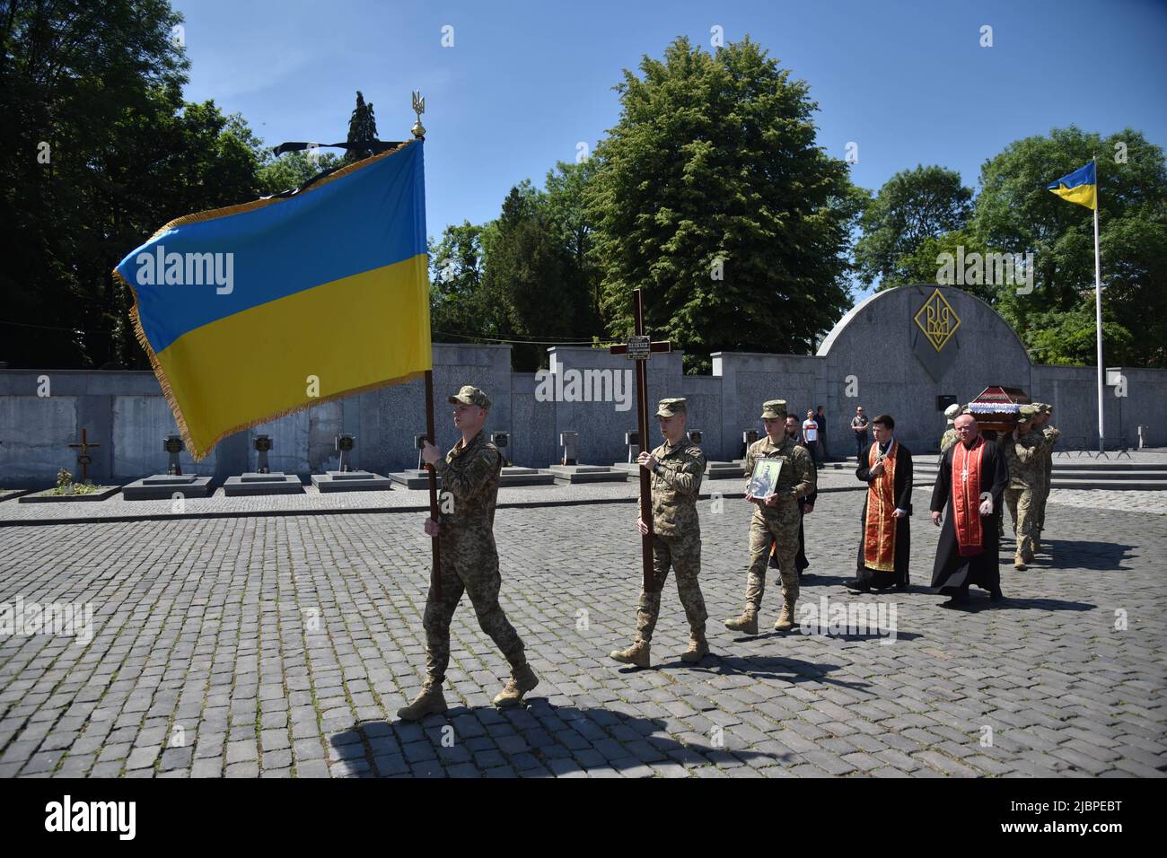 Lviv, Ukraine. 07th juin 2022. Les soldats marchaient avec le drapeau ukrainien lors de la cérémonie d'adieu du soldat décédé. Le soldat ukrainien Anton Velychko, qui est mort sur 23 mai lors d'une bataille avec les troupes russes près d'Avdiivka, dans la région de Donetsk, a été enterré au cimetière de Lychakiv à Lviv. Il s'est porté volontaire pour la guerre après que la Russie ait envahi l'Ukraine sur l'24 février et lancé une guerre à grande échelle. Crédit : SOPA Images Limited/Alamy Live News Banque D'Images